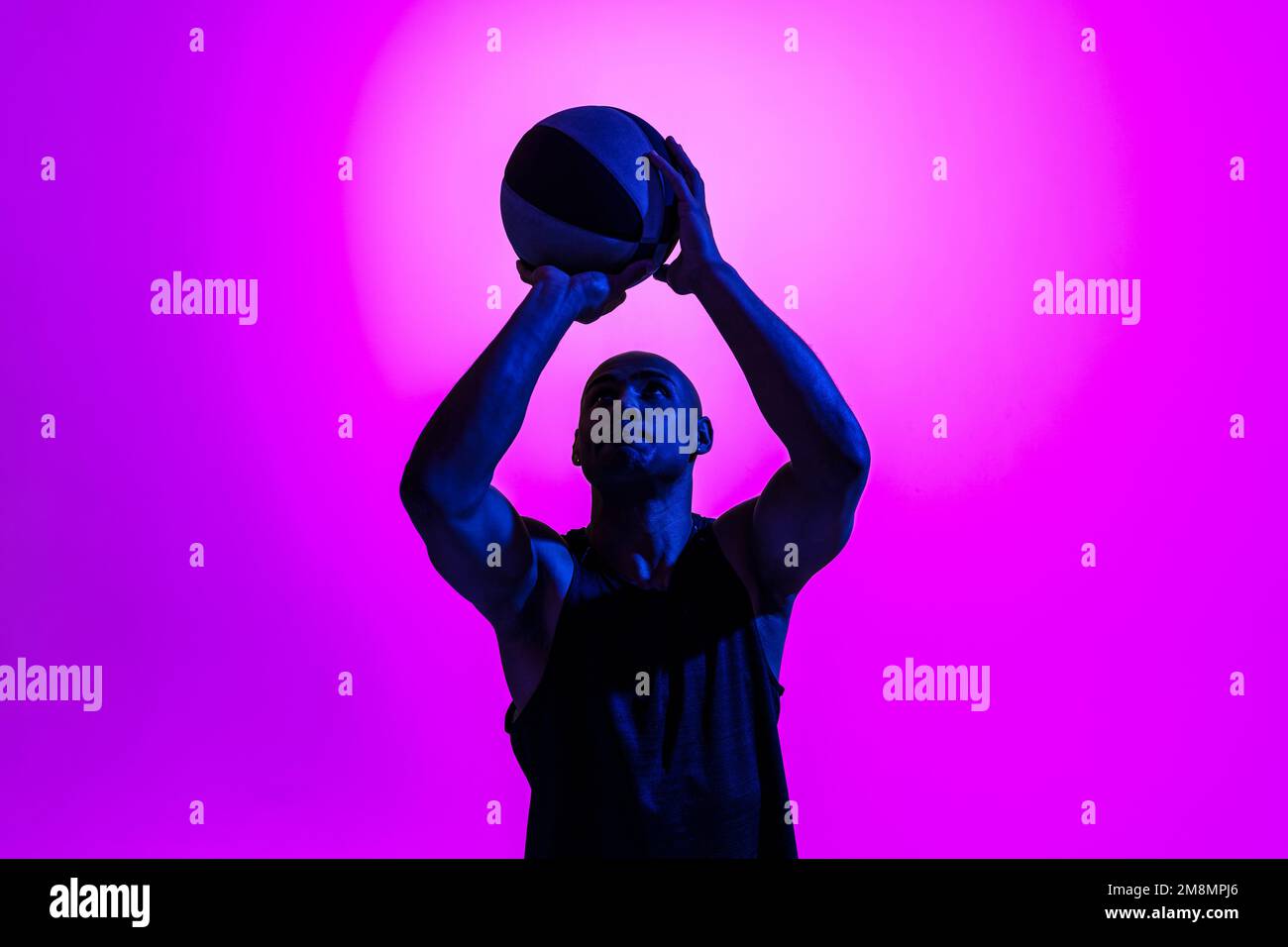 Ritratto di un giocatore di basket con palla su sfondo studio. Concetto pubblicitario Foto Stock
