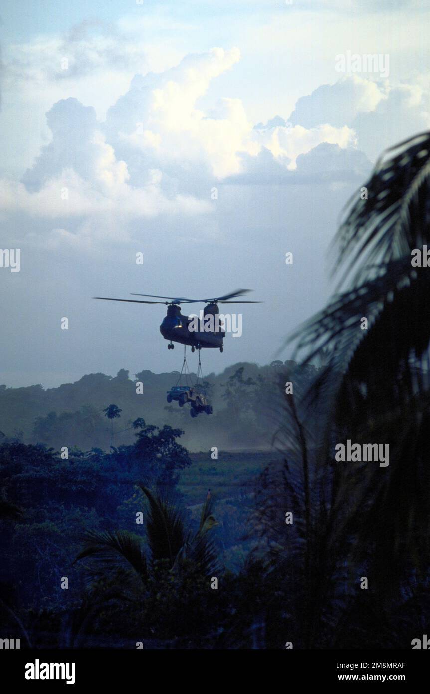 Un elicottero CH-47 Chinook lascia il campo aereo di Kumaka trasportando un veicolo a ruote multiuso ad alta mobilità (HMMWV) caricato con imbracatura. Il CH-47 del Det 1 della Guardia Nazionale dell'Esercito, 106th Aviation Squadron, Davenport, Iowa, ridistribuirà l'attrezzatura da Kumaka a Camp Stephenson, Timehri Guyana. L'attrezzatura è stata utilizzata per aiutare a ristrutturare l'ospedale regionale esistente come parte di questa prima attività combinata di assistenza umanitaria e civica condotta tra gli Stati Uniti e la Guyana. Personale militare dell'aeronautica, della riserva dell'aeronautica & della guardia nazionale, dell'esercito, della guardia nazionale dell'esercito AN Foto Stock