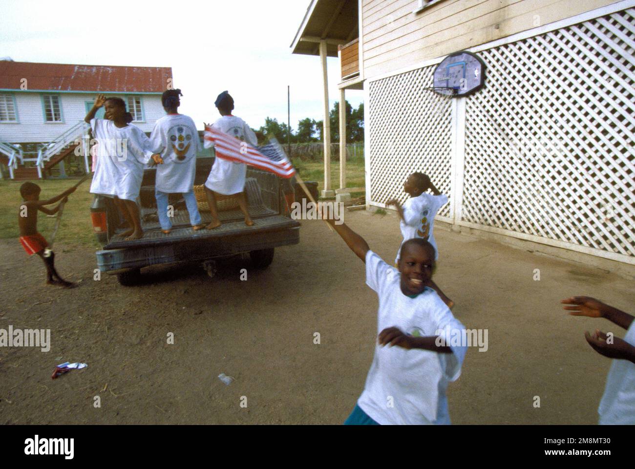 I bambini che vivono nella casa dei bambini Mahica, Mahica, festeggiano dopo aver ricevuto articoli donati, come abbigliamento, cibo e denaro dagli uomini e dalle donne della Task Force Falcon schierati a Camp Stephenson. Il personale della Task Force Falcon partecipava a New Horizon '97, la prima esercitazione combinata di assistenza umanitaria e civica condotta tra gli Stati Uniti e la Guyana. Il personale militare dell'aeronautica, della riserva dell'aeronautica e della guardia nazionale, dell'esercito, della guardia nazionale dell'esercito e del corpo marino ha partecipato all'esercitazione che ha incluso l'addestramento di preparazione medica e di ingegneria. Bambini che Foto Stock