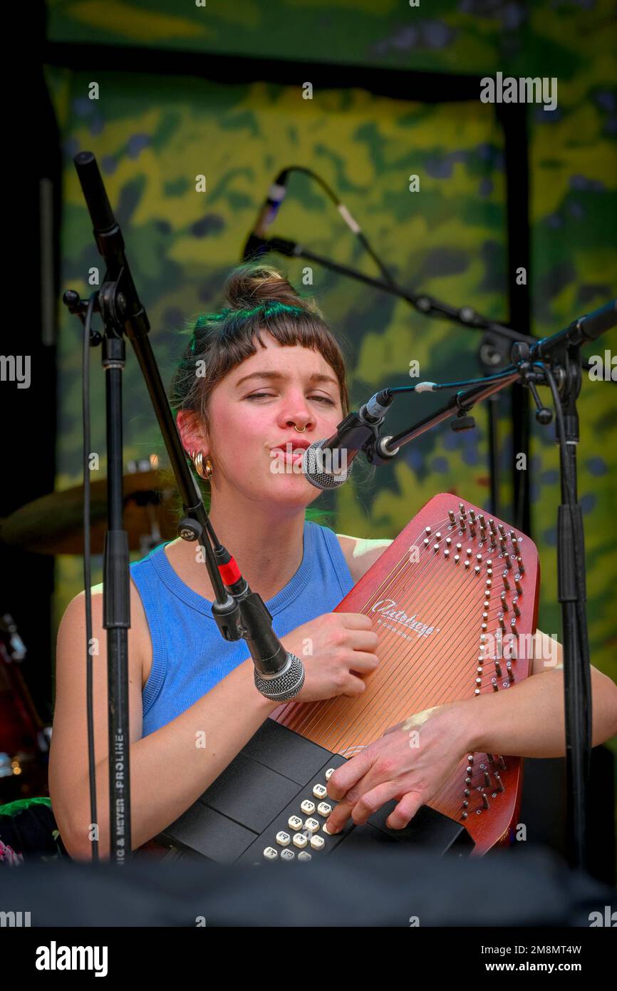 Cantautore irlandese, suonando autoharp, Susan o’Neill, Canmore Folk Music Festival, Canmore, Alberta, Canada Foto Stock