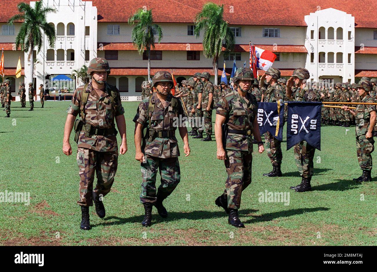 COL Richard Thomas (a sinistra), comandante della Brigata di supporto del Teatro, LTC David Henriquez (al centro), vice comandante, Brigata di supporto del Teatro e MGEN Phillip R. Kensinger, Jr. (A destra), comandante generale, Stati Uniti Army South, condurre un passo e la revisione della nuova brigata al campo dei soldati. Base: Fort Clayton Paese: Panama (PAN) Foto Stock