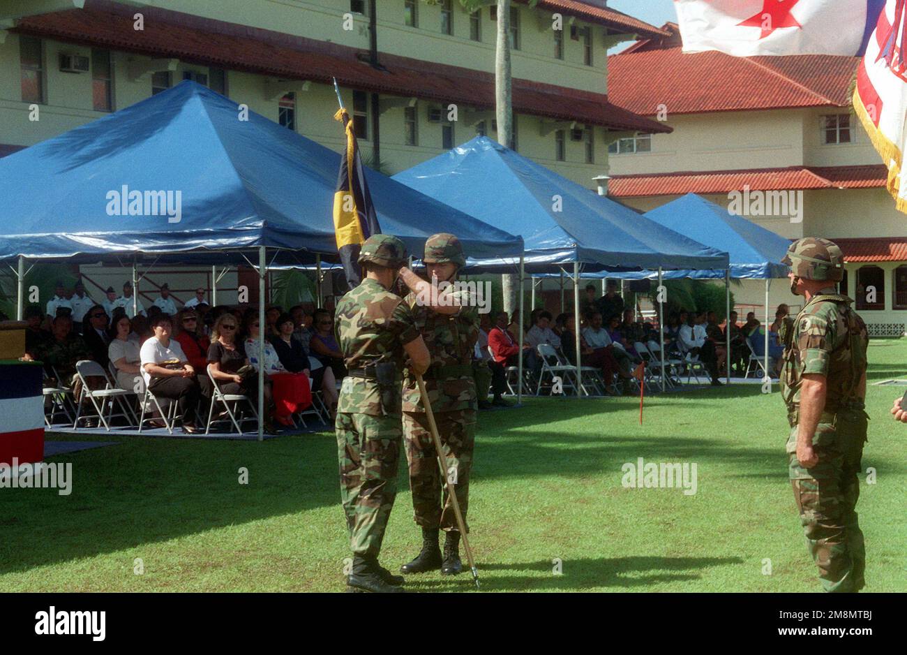 MGEN Phillip R. Kensinger, Jr. (A sinistra), comandante generale, Stati Uniti Army South passa i colori al col Richard Thomas (centro), Comandante, Brigata di sostegno al Teatro durante la cerimonia di attivazione sul campo dei soldati. Base: Fort Clayton Paese: Panama (PAN) Foto Stock