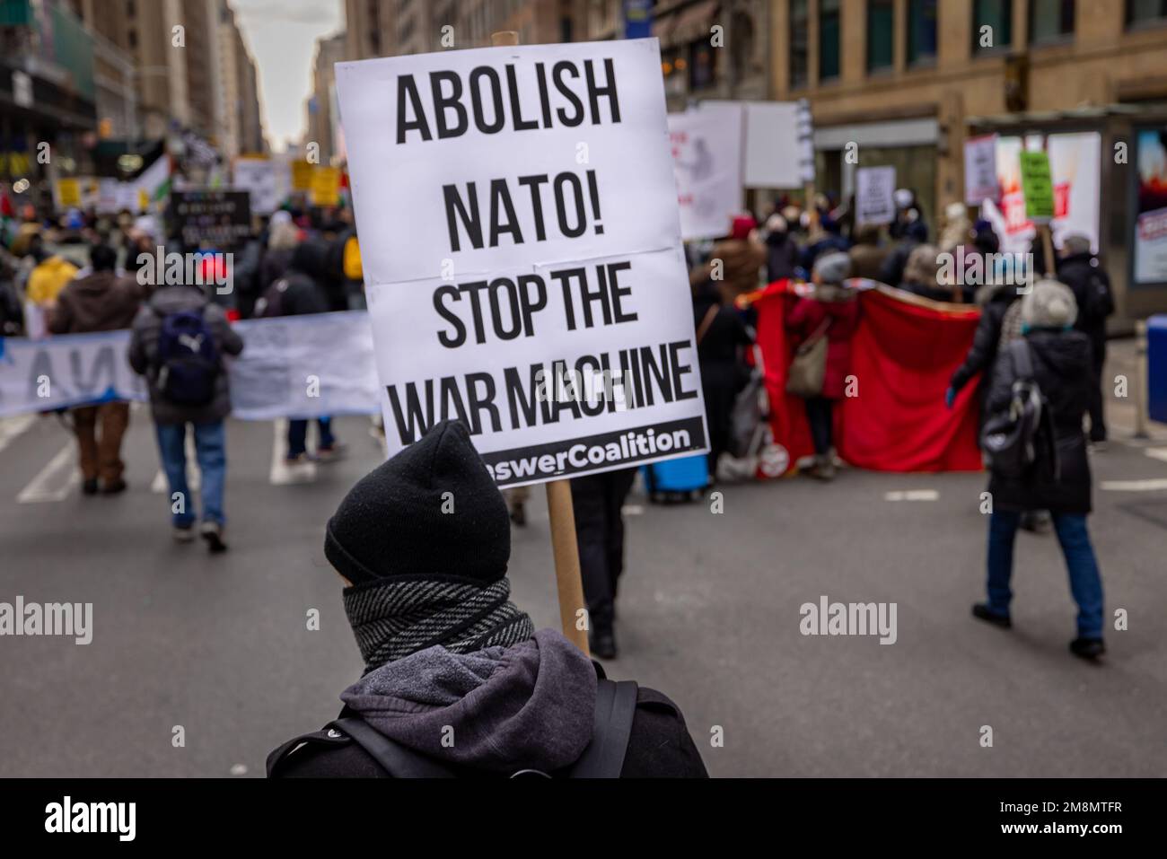 New York, Stati Uniti. 14th Jan, 2023. Un dimostratore anti-guerra si scaccia lungo la settima Avenue protestando contro l'espansione della NATO (North Atlantic Treaty Organization) in Ucraina a Times Square. I partecipanti hanno chiesto alla NATO, un’alleanza di sicurezza di 30 paesi, di negoziare una risoluzione pacifica dopo che il presidente russo Vladimir Putin ha lanciato un’invasione su vasta scala dell’Ucraina quasi 11 mesi fa. (Foto di Michael Nigro/Pacific Press) Credit: Pacific Press Media Production Corp./Alamy Live News Foto Stock