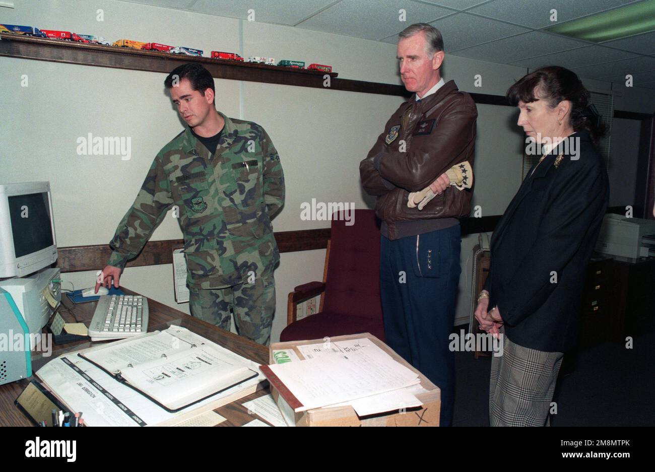 US Air Force SENIOR AIRMAN (SRA) Schneider, Freight Traffic Journeyman, 436th Aerial Port Squadron (APS), dover Air Force base, Delaware, spiega il nuovo programma di codici a barre ed etichettatura per l'US Air Force General Walter Kross, comandante in capo, US Transportation Command, e comandante, Air Mobility Command, Scott Air Force base, Ill (CINCAMC), durante un tour VIP alla base dell'aeronautica militare di dover. US Air Force Senior Airman (SRA) Schneider, Freight Traffic Journeyman, 436th Aerial Port Squadron (APS), dover Air Force base, Delaware, spiega il nuovo codice a barre e l'etichettatura prog Foto Stock