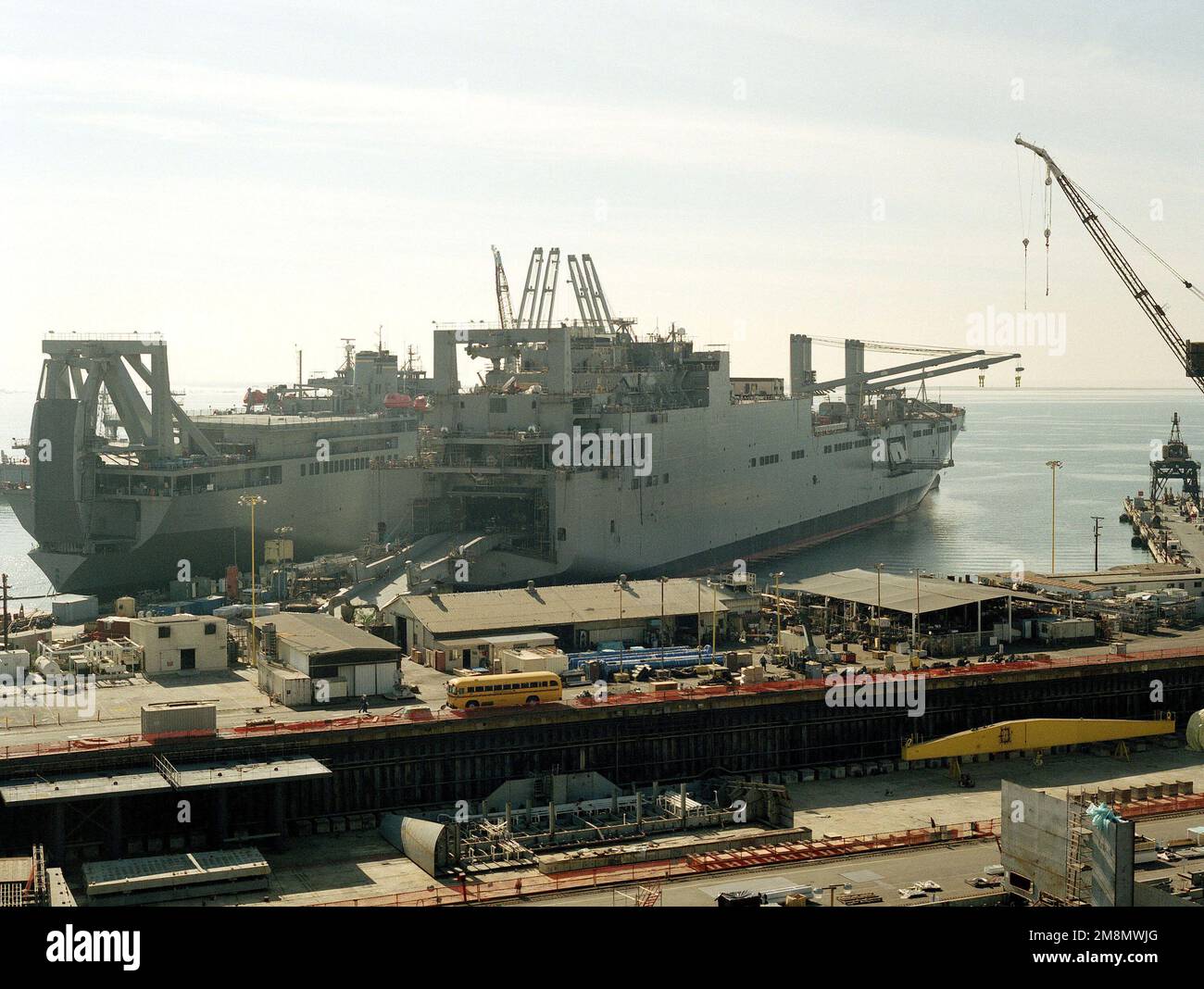 Vista a tribordo della nave pesante strategica MSC (Military Sealift Command) USNS WATSON (T-AKR 310) presso il molo di allestimento presso il cantiere navale NASSCO (National Steel and Shipbuilding Company). La nave ha raggiunto il 90% di completamento. Dietro il WATSON c'è la nave da trasporto veicolo USNS SODERMAN (T-AKR 299). Base: San Diego Stato: California (CA) Paese: Stati Uniti d'America (USA) Foto Stock