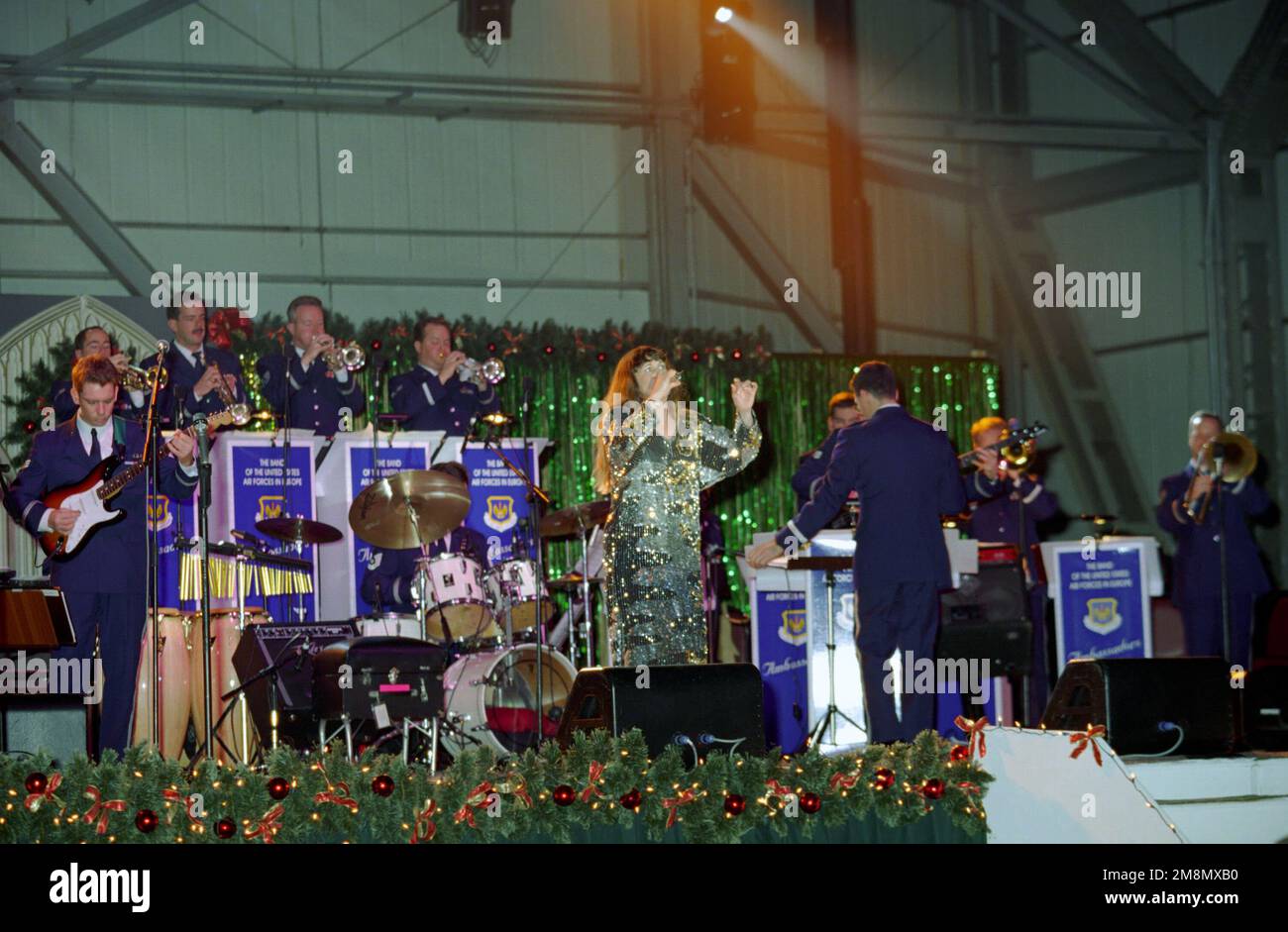 US Air Force (USAF) Technical Sergeant (TSGT) Verlei T. Virgil (palcoscenico centrale) accompagna la US Air Force in Europe (USAFE) Band, durante un concerto dal titolo 'Operation SEASONS GREETINGS '97'. Base: Incirlik Air base, Adana Paese: Turchia (TUR) Foto Stock
