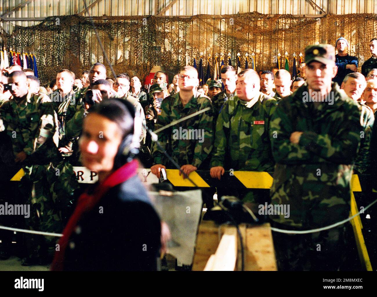 I soldati STATUNITENSI e locali, e la CNN (con cuffie) guardano e ascoltano il presidente Clinton mentre dice loro che la loro missione sarà estesa. Base: Tuzla Nazione: Bosnia and/Herzegovina (BIH) Foto Stock