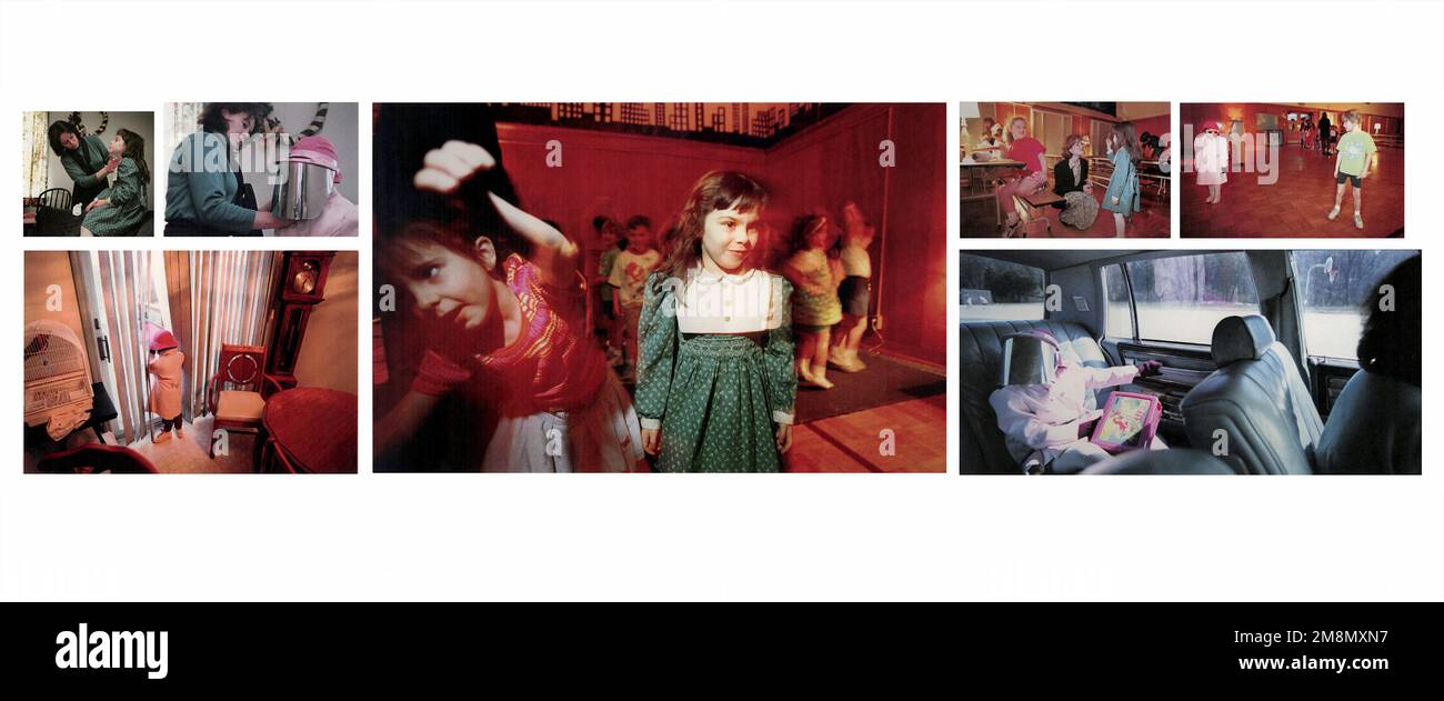 Military Photographer of the Year Winner 1998 Title: Dying Girl Visits School Category: Picture Story Place: Seconda immagine StoryIl mondo fuori dalla sua casa la affascina, ma Katie Mahar, una ragazza di 5 anni Poughkeepsie, N.Y., che è stata colpita con una rara malattia genetica alla nascita chiamato xeroderma pigmentosum, non lo sperimenterà mai completamente. Il sole è il suo nemico e, di conseguenza, trascorre la sua giornata all'interno dei confini della sua casa. La possibilità di sopravvivere negli ultimi anni è nulla. Quello che altri considerano normale è un trattamento speciale per Katie: Visitare la scuola locale. Lo fa una volta ogni due settimane fo Foto Stock
