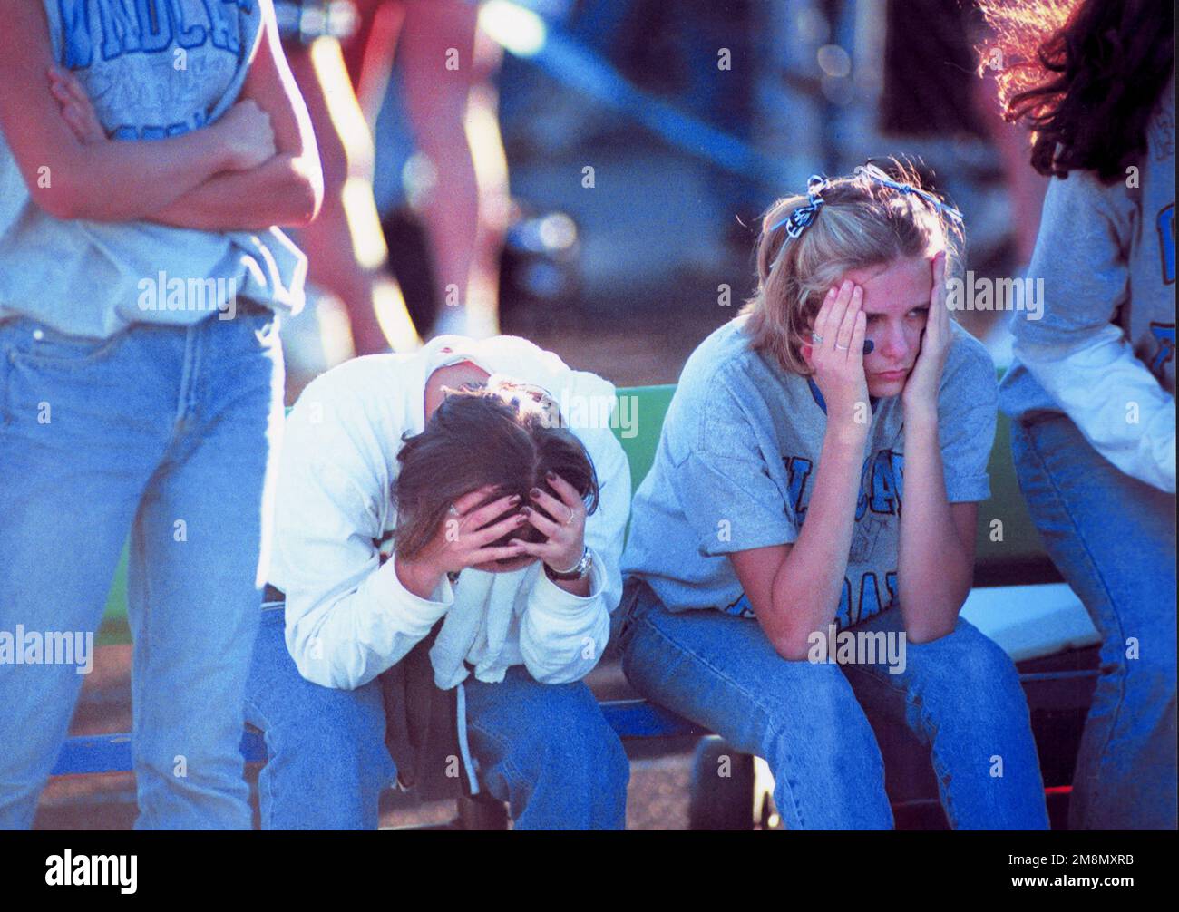 Fotografo militare dell'anno Vincitore 1998 titolo: Shock Silideline Categoria: Sport luogo: Primo posto PortfolioLe ragazze acquatiche della squadra di calcio possono saperlo meglio: Un anno di vittorie viene immediatamente cancellato dopo che la loro squadra dalla Centreville High School perde a Hylton High nella partita di playoff del Virginia state Championship. Tutte le speranze sono deluse, tutti i sogni sono andati via e tutti i bei tempi sono finiti Paese: Sconosciuto Foto Stock