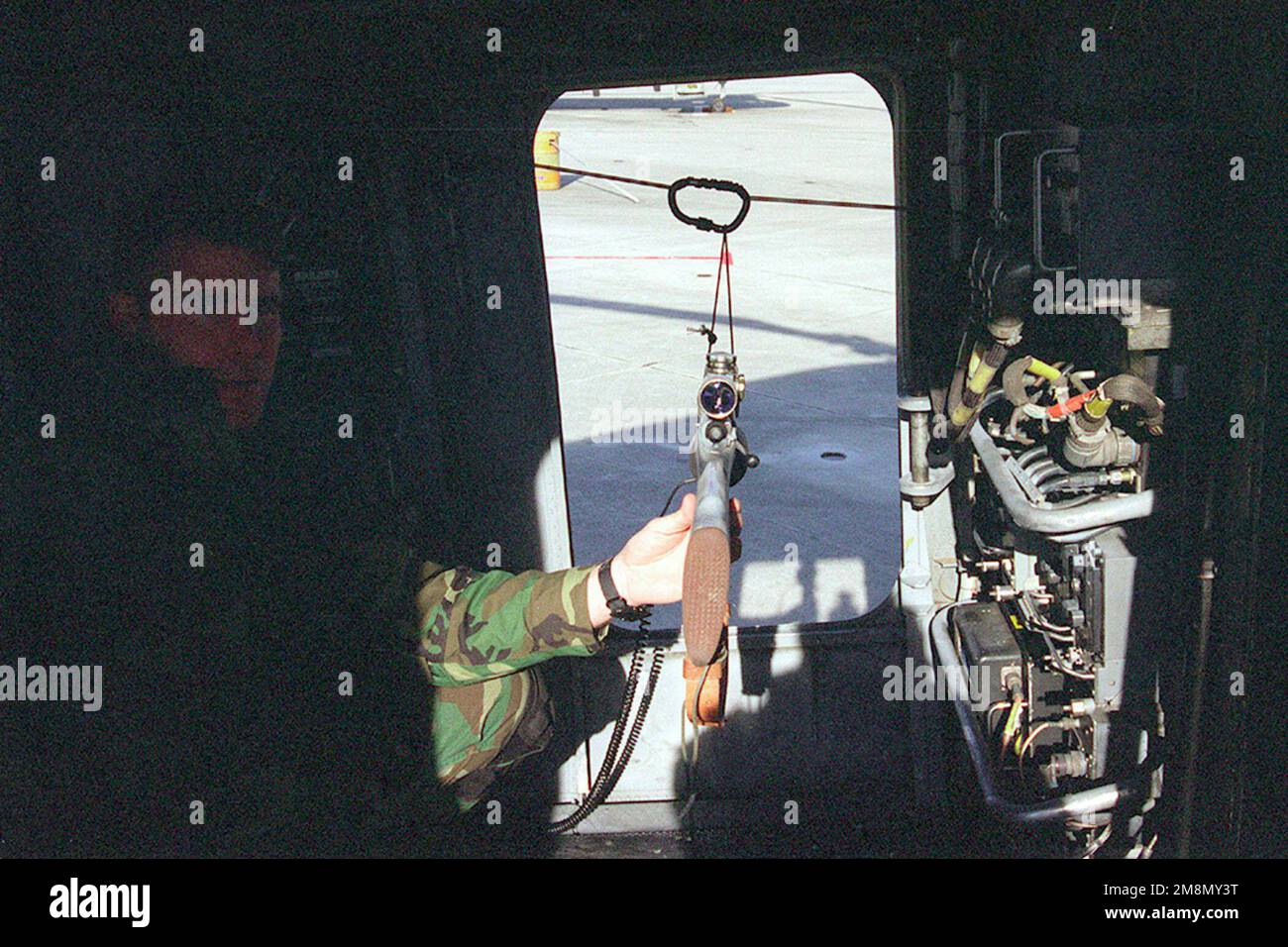 Un Gyro-Stabilizer è collegato al fucile da cecchino M4A1 come parte dell'esperimento del Guerriero Urbano. Il Gyro aiuta a stabilizzare il fucile in modo che lo Sniper possa sparare da un elicottero. Urban Warrior fa parte della serie Marine Corps Warfighting Laboratory. Soggetto operativo/Serie: BASE GUERRIERO URBANO: Base corpo marino, Camp Lejeune Stato: North Carolina (NC) Paese: Stati Uniti d'America (USA) Foto Stock