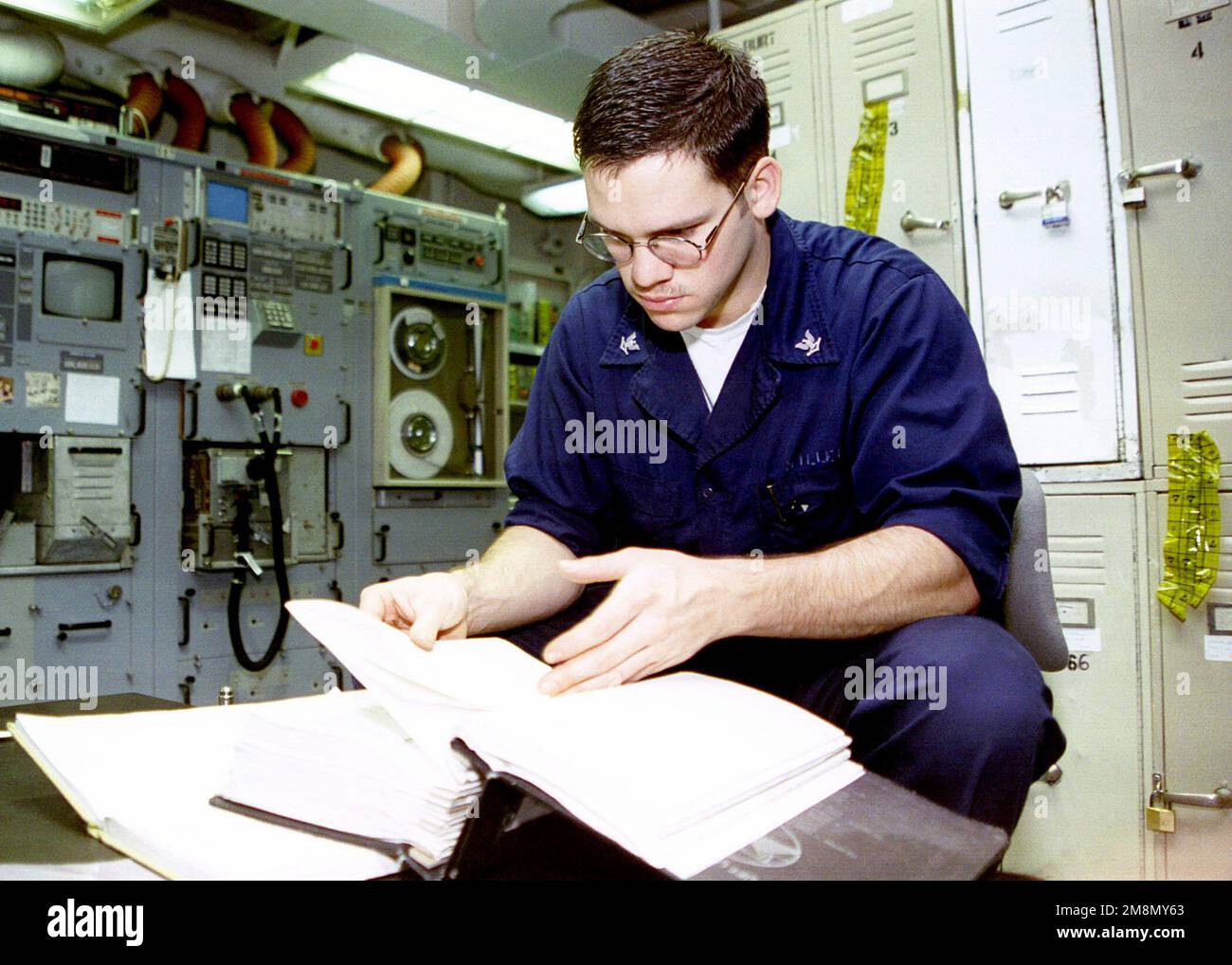 US Navy Aviation Electronics Technician 3rd Class (AT3) Jose Miller esamina gli schemi elettrici prima di risolvere i problemi di un set di test a radiofrequenza, a bordo della portaerei a energia nucleare USS NIMITZ (CVN 68). Il NIMITZ è attualmente in stazione nel Golfo Persico sostenendo operazione SOUTHERN WATCH, 10 gennaio 1998. Soggetto operativo/Serie: SOTHERN BASE OROLOGIO: USS Nimitz (CVN 68) Foto Stock