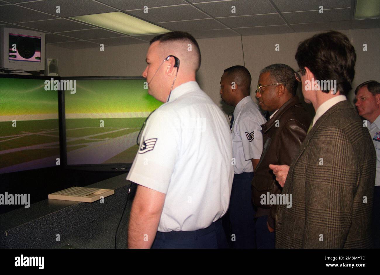 Personale DELL'aeronautica DEGLI STATI UNITI, sergente del PERSONALE (SSGT) Mike Carroll e SSGT Daniel Williams, dimostrano al generale dell'aeronautica degli Stati Uniti Lloyd W. Newton, comandante dell'AETC Randolph base dell'aeronautica, Texas, lo squadrone di addestramento di 334th, l'addestramento di volo di controllo di traffico aereo più nuovo simulatore di controllo di traffico aereo. Utilizza la formazione basata su computer e il software operativo corrente per preparare il personale operativo del campo d'aviazione a operare e gestire i campi d'aviazione. Base: Keesler Air Force base Stato: Mississippi (MS) Paese: Stati Uniti d'America (USA) Foto Stock
