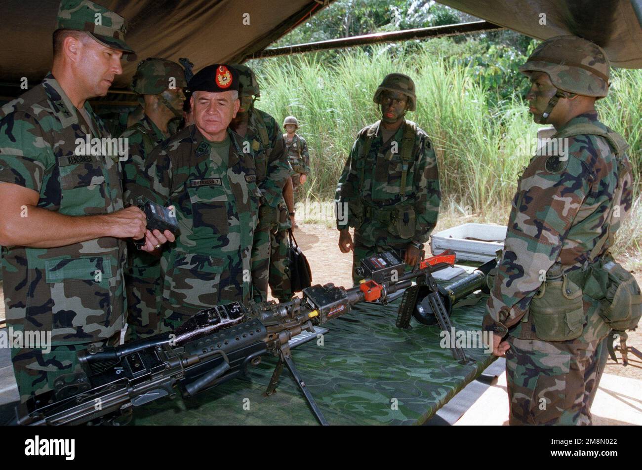 MGEN Philip R. Kensinger, Jr. (A sinistra), Comandante, Stati Uniti Army South, e il visitatore MGEN Wilfredo Jose Guerrero Zerpa (secondo da sinistra, con beretta) dell'esercito venezuelano guardare le attrezzature e le armi, tra cui una mitragliatrice M249 e MIGLIA (Multiple Integrated laser Engagement Simulation) accessori esposti da Bravo Company, 5-87th Battaglione di fanteria. Base: Camp Bayonet Paese: Panama (PAN) Foto Stock