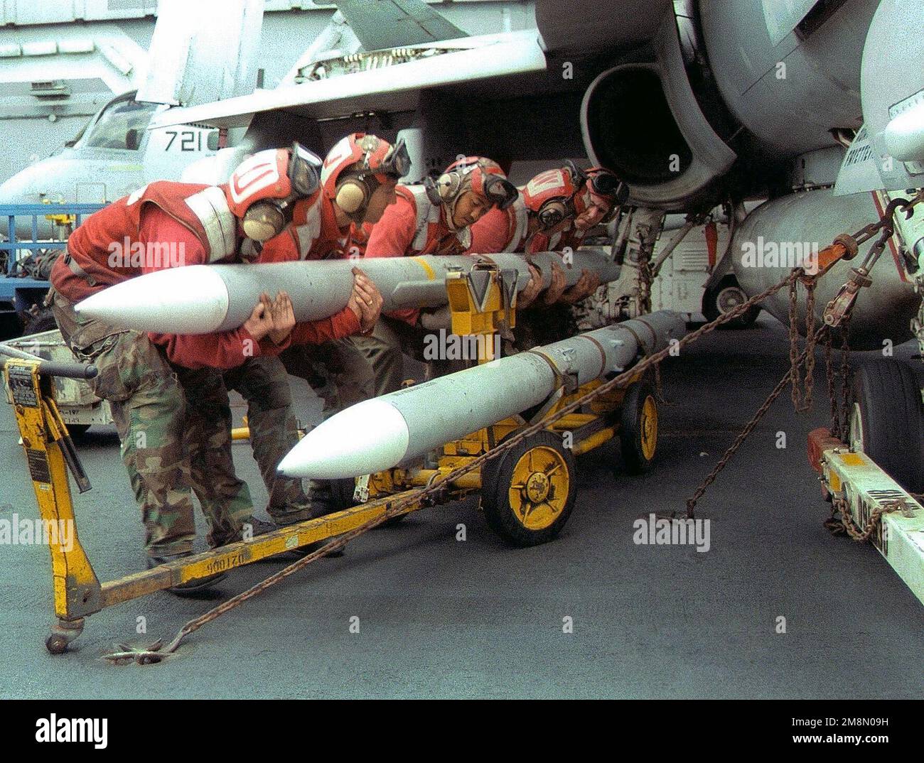 US Navy Aviation Ordnancemen (AO) carico AIM-7 Sparrow medio raggio, radar guidato aria-aria missili su un F/A-18 Hornet assegnato al vettore Air Wing Five (CVW-5). La portaerei di trasporto USS INDEPENDENCE (CV 62) e CVW-5 hanno preso posto nel Golfo Persico per liberare la portaerei nucleare USS NIMITZ (CVN 68). L'INDIPENDENZA applicherà le sanzioni delle Nazioni Unite contro l'Iraq nell'ambito dell'operazione Southern Watch, il 7 febbraio 1998. STATI UNITI FOTO della Marina di Mate AIRMAN Brian J. Hoosack (rilasciato) Digital Film Scan. Soggetto operativo/Serie: SOUTHERN WATCH base: USS Independen Foto Stock