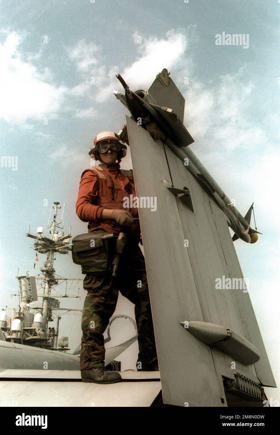 US Navy Aviation Ordnanceman AIRMAN Apprentice (AOAA) Michael Larson carica un serbatoio di azoto progettato per raffreddare la testa del cercatore di un AIM-9 Sidewinder corto raggio, IR (infrarosso) aria ad aria missile a bordo della portaerei convenzionale USS INDEPENDENCE (CV 62). L'INDIPENDENZA è schierata al golfo persiano in sostegno dell'operazione SOUTHERN WATCH, 10 February1998. Operazione/Serie oggetto: SOUTHERN WATCH base: USS Independence (CV 62) Foto Stock