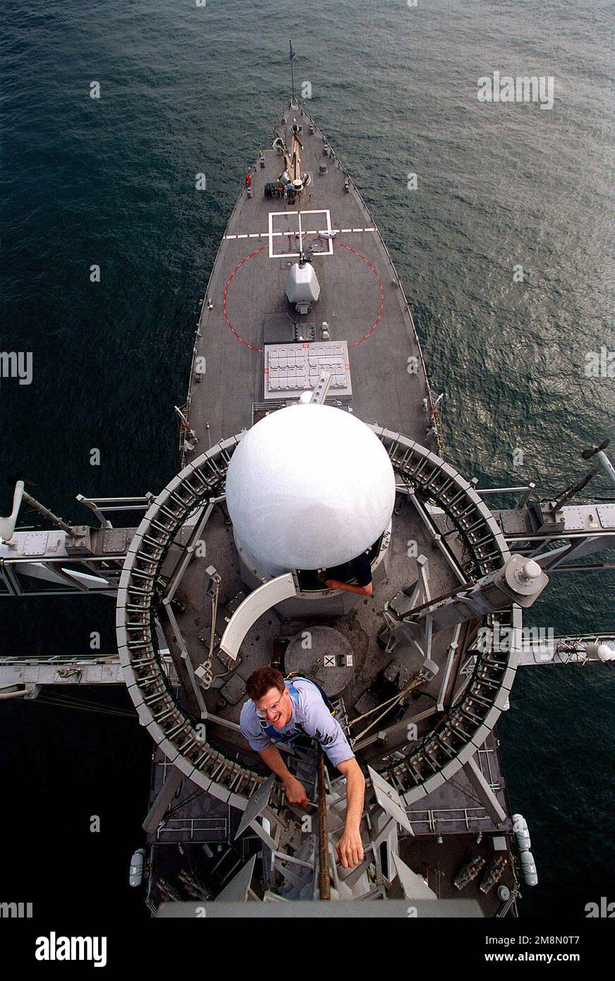 US Navy Electronics Technician 1st Classe (ET1) Mark Caprio controlla le apparecchiature radar sopra il cacciatorpediniere missilistico guidato USS CARNEY (DDG 64). Il CARNEY è attualmente dispiegato nel Golfo Persico a sostegno dell'operazione Southern Watch, 21 febbraio 1998. STATI UNITI Foto della Marina di Felix Garza del fotografo Mate 2nd Classe. (RILASCIATO). Esercizio/Serie: SOUTHERN WATCH base: USS Carney (DDG 64) Foto Stock