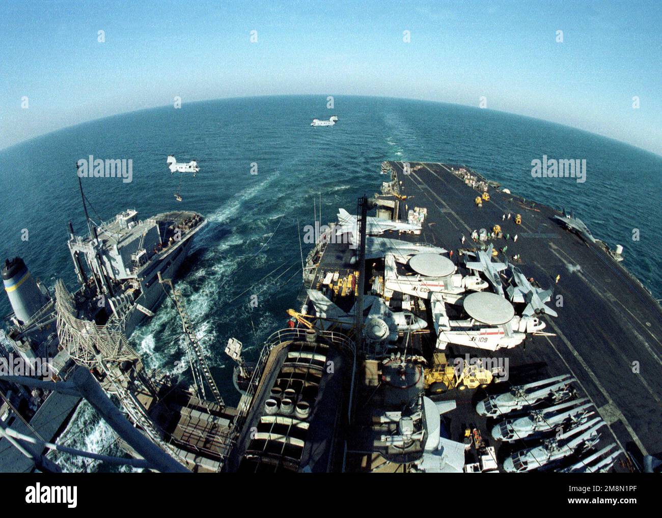 La nave militare Sea Lift Ship, nave Sirius Class Combat Stores, USNS SPICA (T-AFS 9) (sinistra), conduce consegne di rifornimento verticale al vettore aereo Forrestal Class, USS INDEPENDENCE (CV 62), durante operazioni prolungate nel Golfo Persico. L'INDIPENDENZA e la SPICA stanno conducendo operazioni a sostegno delle sanzioni ONU contro l'Iraq, sotto l'operazione Southern Watch. Operazione/Serie oggetto: SOUTHERN WATCH base: USS Independence (CV 62) Foto Stock