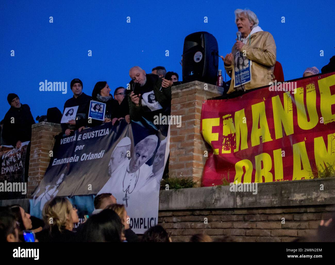 Roma, Italia, Italia. 14th Jan, 2023. Sit-in organizzato da Pietro, fratello di Emanuela Orlandi, per chiedere verità e giustizia alla bambina di 15 anni, figlia di un dipendente del Vaticano, scomparsa in aria nel 1983. Quarant'anni dopo, il Vaticano ha deciso di riaprire il caso. (Credit Image: © Patrizia CORTELLESSA/Pacific Press via ZUMA Press Wire) SOLO PER USO EDITORIALE! Non per USO commerciale! Foto Stock