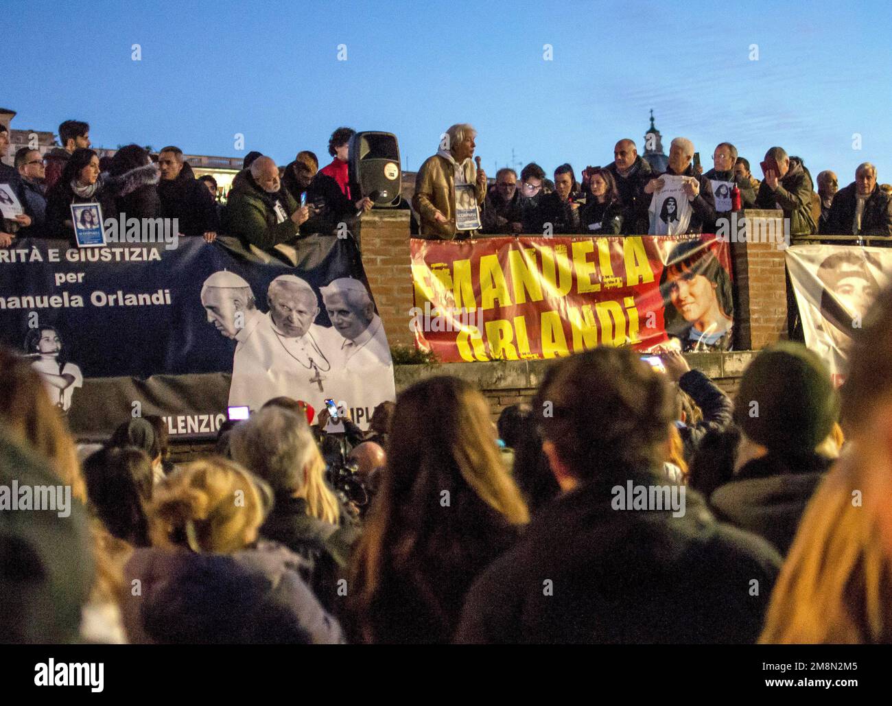 Roma, Italia, Italia. 14th Jan, 2023. Sit-in organizzato da Pietro, fratello di Emanuela Orlandi, per chiedere verità e giustizia alla bambina di 15 anni, figlia di un dipendente del Vaticano, scomparsa in aria nel 1983. Quarant'anni dopo, il Vaticano ha deciso di riaprire il caso. (Credit Image: © Patrizia CORTELLESSA/Pacific Press via ZUMA Press Wire) SOLO PER USO EDITORIALE! Non per USO commerciale! Foto Stock
