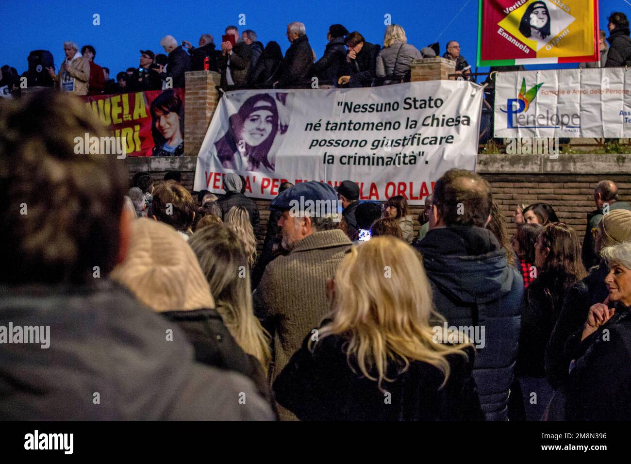 Roma, Italia, Italia. 14th Jan, 2023. Sit-in organizzato da Pietro, fratello di Emanuela Orlandi, per chiedere verità e giustizia alla bambina di 15 anni, figlia di un dipendente del Vaticano, scomparsa in aria nel 1983. Quarant'anni dopo, il Vaticano ha deciso di riaprire il caso. (Credit Image: © Patrizia CORTELLESSA/Pacific Press via ZUMA Press Wire) SOLO PER USO EDITORIALE! Non per USO commerciale! Foto Stock