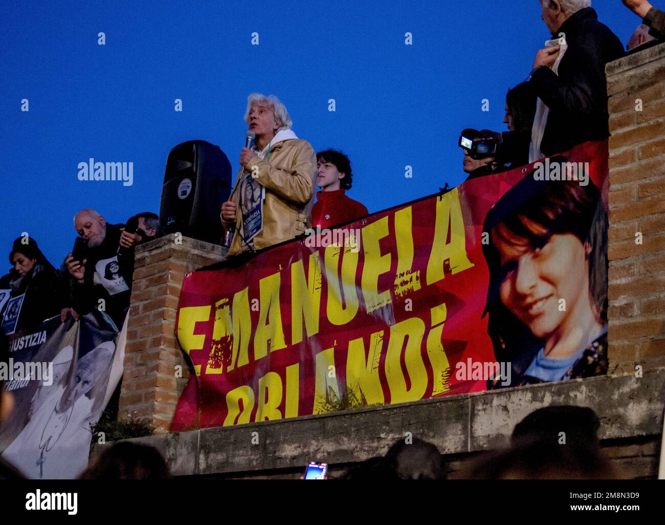 Roma, Italia, Italia. 14th Jan, 2023. Sit-in organizzato da Pietro, fratello di Emanuela Orlandi, per chiedere verità e giustizia alla bambina di 15 anni, figlia di un dipendente del Vaticano, scomparsa in aria nel 1983. Quarant'anni dopo, il Vaticano ha deciso di riaprire il caso. (Credit Image: © Patrizia CORTELLESSA/Pacific Press via ZUMA Press Wire) SOLO PER USO EDITORIALE! Non per USO commerciale! Foto Stock