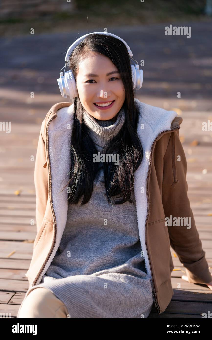 La giovane donna, ascoltare musica Foto Stock
