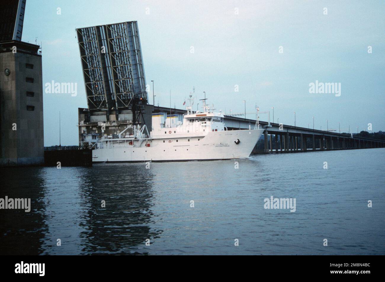 Vista a dritta della nave di sorveglianza USNS INDOMABILE (T-AGOS 7) del comando militare di Sealift (MSC) che esce dal pareggio aperto del Woodrow Wilson Memorial Bridge a sud di Alexandria, Virginia. Base: Potomac River Stato: District of Columbia (DC) Paese: Stati Uniti d'America (USA) Foto Stock