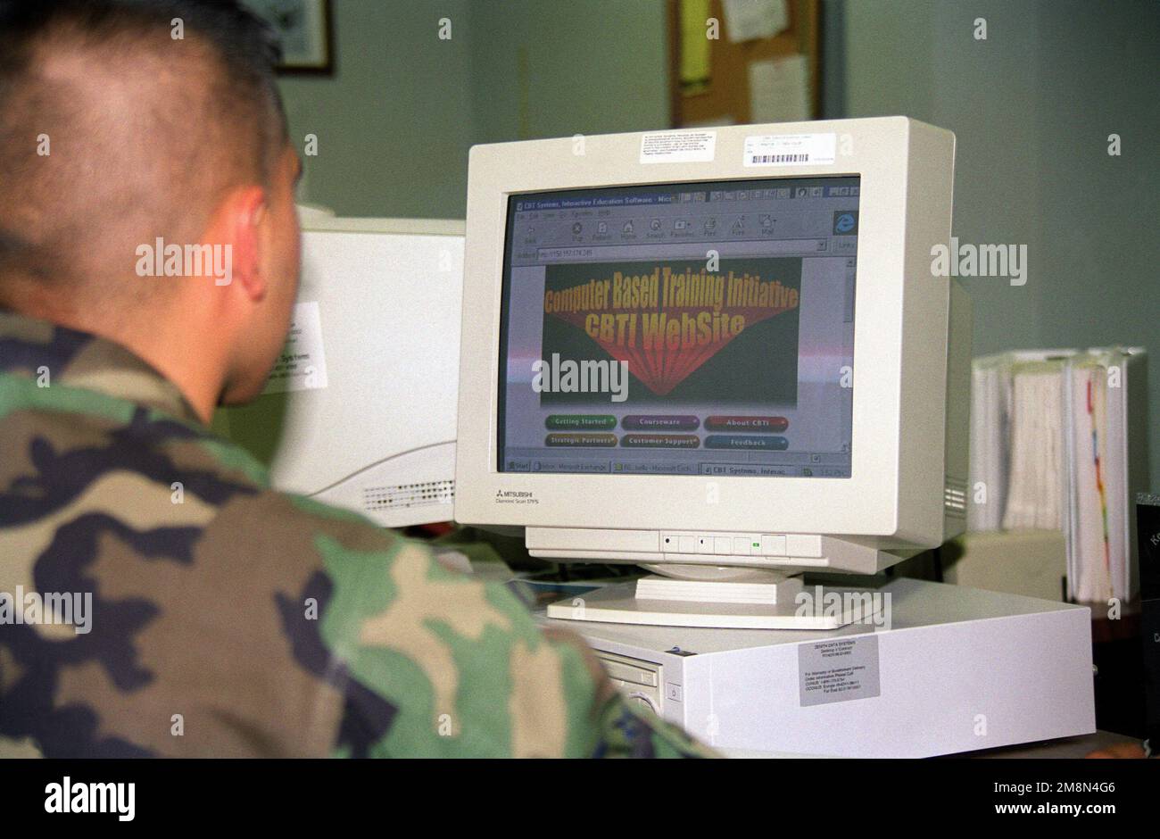 Un aviatore dello squadrone di comunicazioni 81st utilizza il Web site basato di iniziativa di addestramento del calcolatore. Base: Keesler Air Force base Stato: Mississippi (MS) Paese: Stati Uniti d'America (USA) Foto Stock