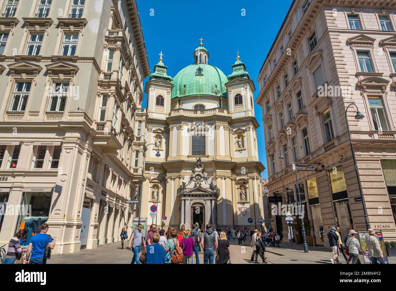 Vienna, Austria - 21 aprile 2019: Skyline della città di St Peter's Catholic Church e Graben Kohlmarkt via dello shopping Foto Stock
