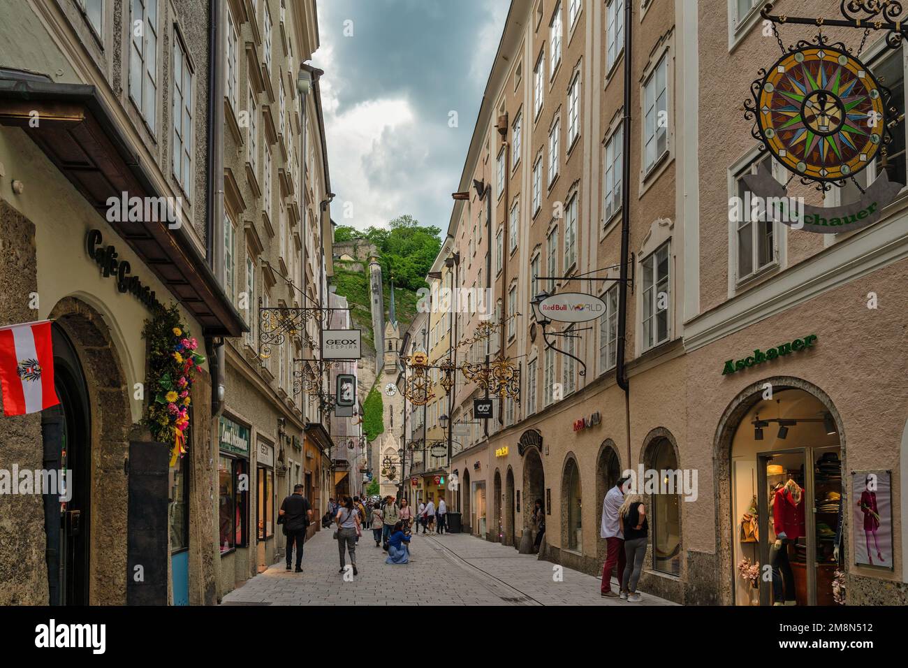 Salisburgo, Austria - Maggio 19,2019 : skyline della città e cartelli in ferro battuto in Via Grain Lane, la famosa via dello shopping di Salisburgo Austria Foto Stock