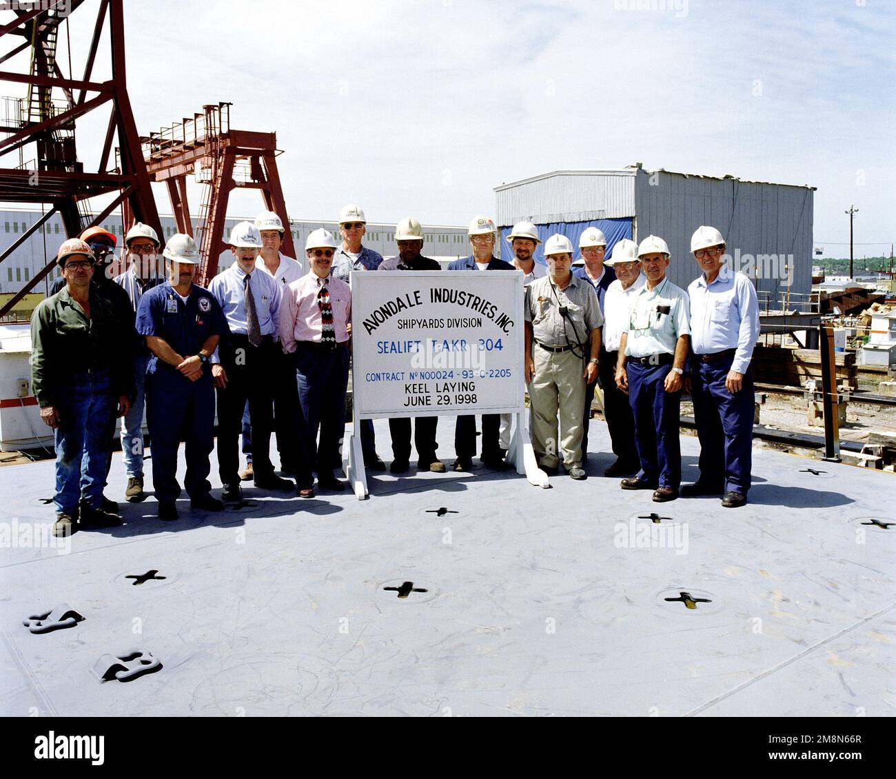 Posa ufficiale di chiglia della nave pesante militare USNS PILLARU (T-AKR 304) presso il cantiere navale di Avondale. Da sinistra a destra: Lenin Fernandez, Avondale Inc.; Richard Allen, Avondale; Joey Forest, Avondale; Don Stewart MSC; Rob Kuehnel, Avondale; Chad Hawkins, MSC; Carey Agregaard, Avondale; James Person, MSC; Joe Harry, Avondale; John Lusk, MSC; Mark Sealer, MacGregor Inc.; Larry Broadlee, Avondale; Aldean Chapli, MSC; V.J. Roma, Avondale; Douglas LeBlanc, Avondale; Norman Brown, Avondale Industries, Inc Base: Avondale Stato: Louisiana (LA) Paese: Stati Uniti d'America (. Foto Stock