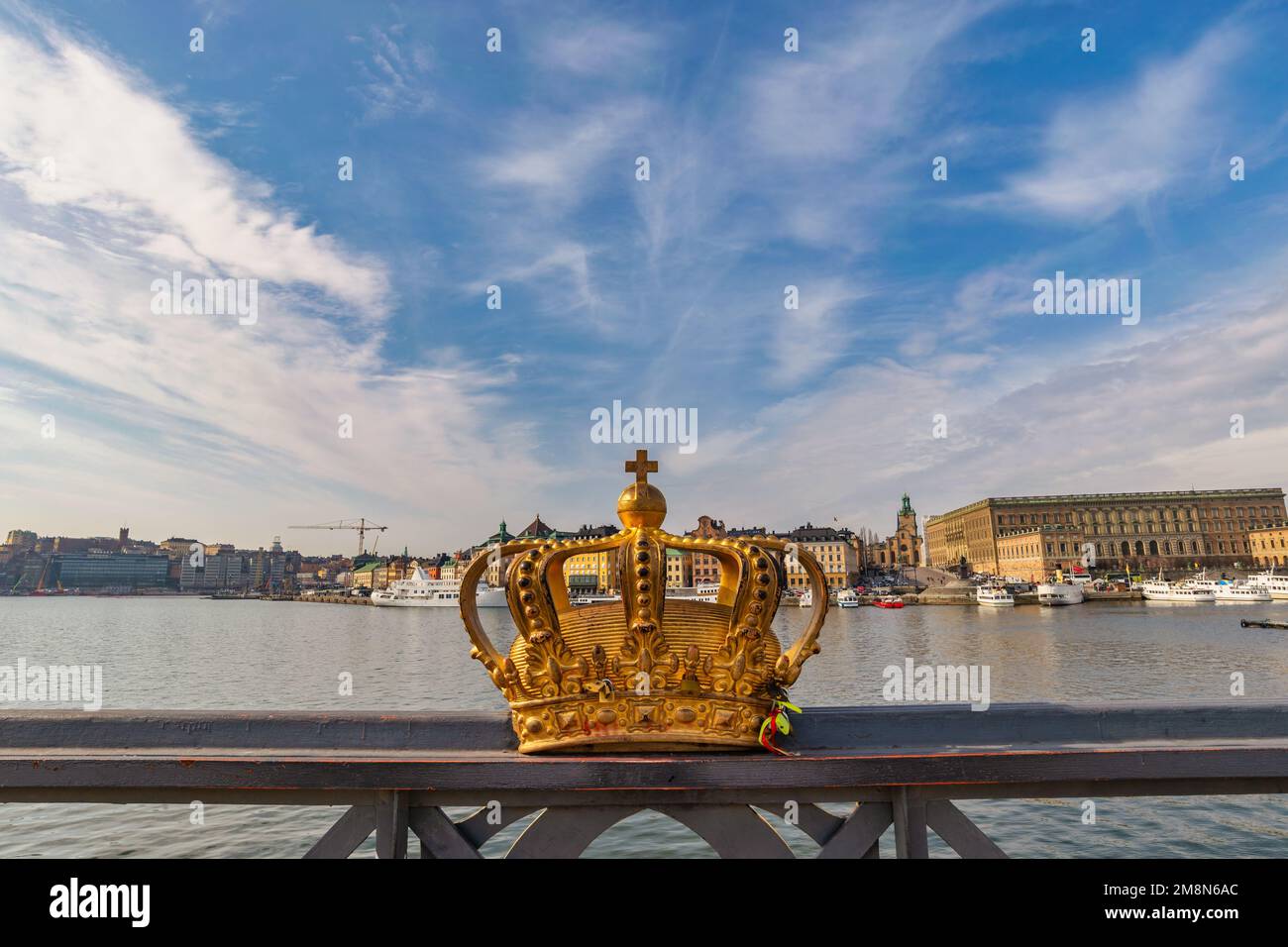 Stoccolma Svezia, skyline della città a Gamla Stan e corona dorata sul ponte Skeppsholmsbron Foto Stock