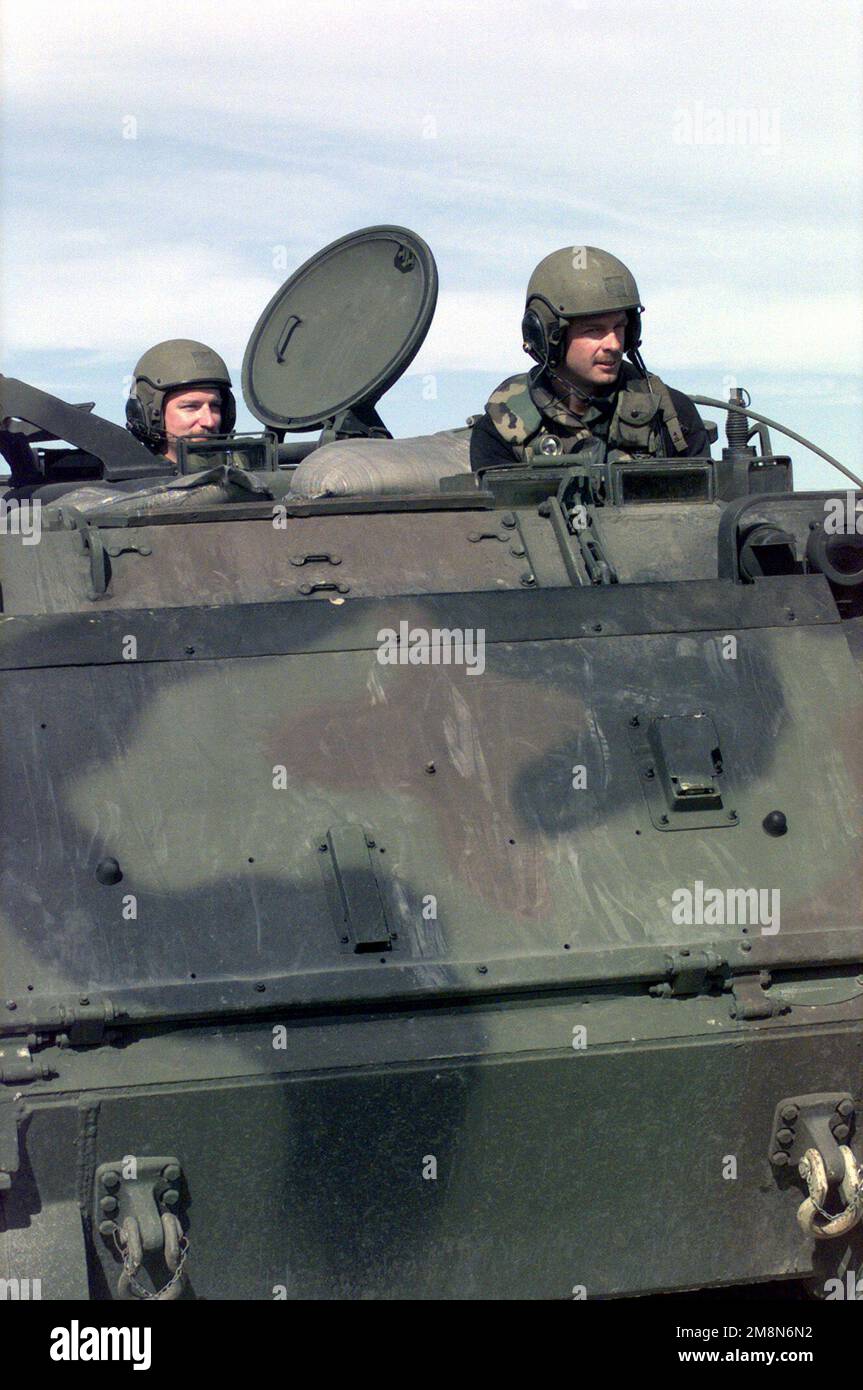 Gli specialisti della North Dakota Air National Guard Explosive Ordnance Disposal (EOD), (da sinistra) il SENIOR DELL'aeronautica statunitense AIRMAN William Westfall e IL sergente dell'aeronautica statunitense Jason Gusaas, in un LAV, partecipano a un esercizio presso uno dei siti di addestramento della stazione domestica regionale della Guardia nazionale dell'aria, Fargo, North Dakota. Base: Fargo Stato: North Dakota (ND) Nazione: Stati Uniti d'America (USA) Foto Stock