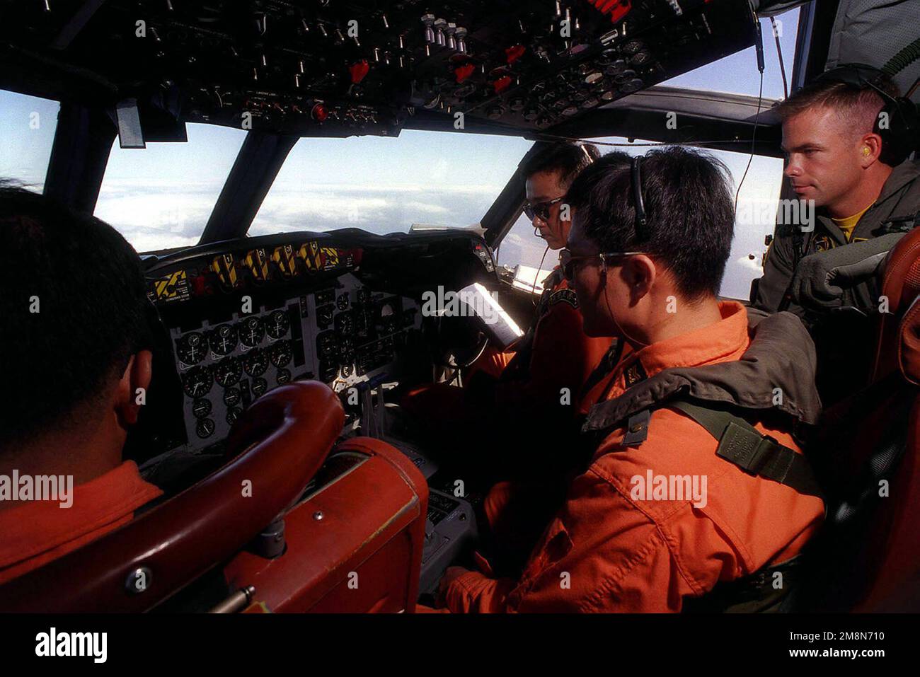 A bordo di un aereo ROKN P-3C Orion, gli equipaggi coreani monitorano gli strumenti mentre US Navy LT Jeff G. Conway del VP-47 osserva le procedure. Soggetto operativo/Serie: RIMPAC '98 Paese: Oceano Pacifico (POC) Foto Stock