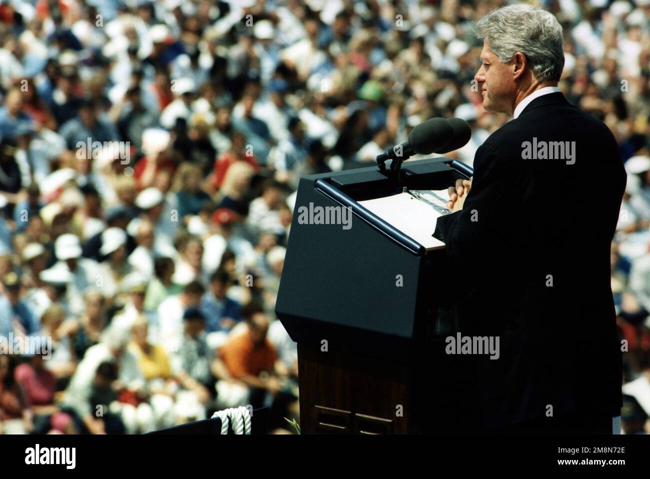 Il presidente AMERICANO William Clinton si rivolge ad una folla di oltre ventimila persone durante la commisioning della USS HARRY S. TRUMAN (CVN 75). Paese: Sconosciuto Foto Stock