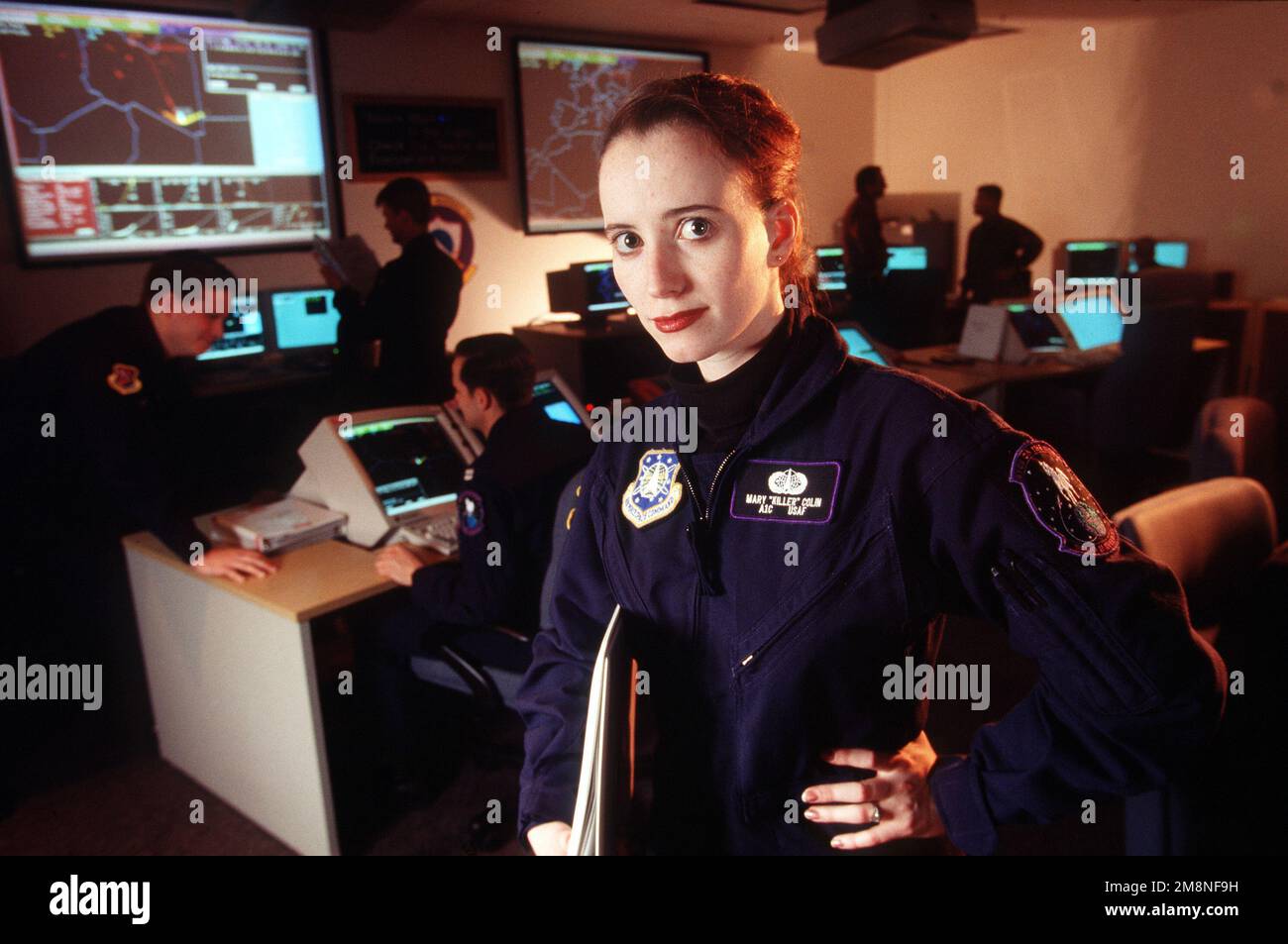 Direttamente su un primo piano medio della USAF AIRMAN First Class Mary Colin, un controller di sistemi satellitari con lo Squadrone delle operazioni spaziali 4th (SOPS), la base dell'aeronautica militare di Schriever, Colorado. A1c Colin viene assegnato a un'unità locante della base dell'aeronautica militare di Vandenberg, California. Del suo lavoro, A1C Colin dice, 'con il mio sistema del calcolatore, posso rintracciare un oggetto circa la dimensione di un thats di baseball che galleggia 250 miglia nello spazio. Quanti altri geek di computer possono vantarsi di questo?". Base: Vandenberg Air Force base Stato: California (CA) Paese: Stati Uniti d'America (USA) Foto Stock