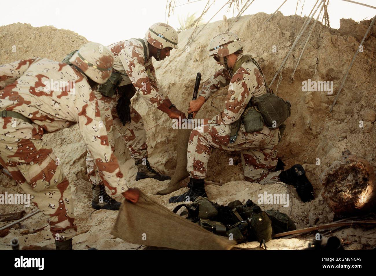 I membri della divisione fanteria 24th riempiono i sacchi di sabbia in una posizione difensiva durante l'operazione Desert Shield. I membri della divisione fanteria 24th riempiono i sacchi di sabbia in una posizione difensiva durante l'operazione Desert Shield. Foto Stock