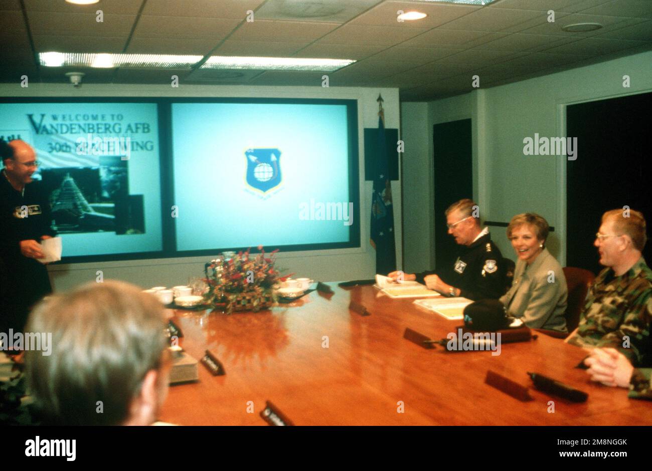 IL colonnello dell'aeronautica STATUNITENSE Charlie Phillips, vice comandante dell'ala spaziale 30th, fornisce un briefing di missione al generale Richard B. Myers e a sua moglie Mary Jo prima di partire per il tour aereo di Vandenberg e delle sue strutture di lancio. Base: Vandenberg Air Force base Stato: California (CA) Paese: Stati Uniti d'America (USA) Foto Stock