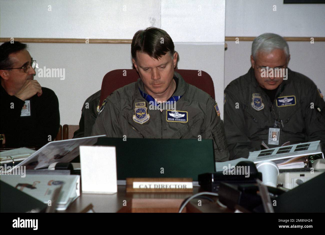 Il colonnello USAF Brian Voorhees, Vice Commander, 305th Air Mobility Wing, McGuire AFB, New Jersey, incontra i membri del Crisis Action Team durante l'operazione DESERT FOX. Subject Operation/Series: DESERT FOX base: McGuire Air Force base Stato: New Jersey (NJ) Paese: Stati Uniti d'America (USA) Foto Stock
