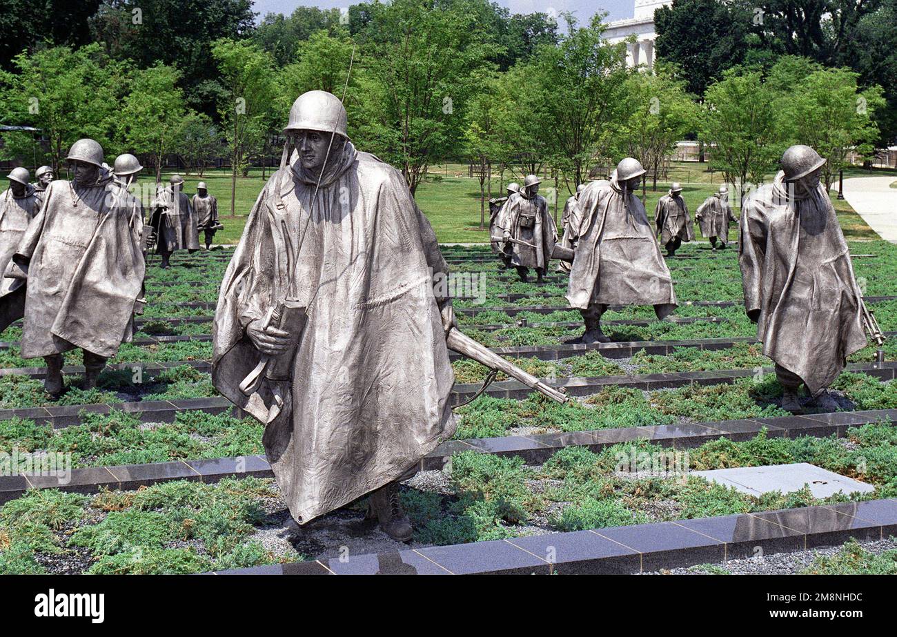 Nel campo triangolare di servizio del Korean War Veterans Memorial, situato sul National Mall vicino all'estremità occidentale della piscina riflettente, 19 statue di acciaio inossidabile raffigurano una squadra di pattuglia. Le figure rappresentano i membri dell'aeronautica, dell'esercito, dei marines e della marina da una varietà di origini etniche. Le strisce di granito e cespugli di ginepro spazzatura suggeriscono il terreno accidentato e i poncho soffiato dal vento suggeriscono il clima duro che si incontra. Parte del Lincoln Memorial può essere visto sullo sfondo. Data esatta dell'acquisizione sconosciuta. Base: Washington Stato: District of Columbia (DC) Paese: United Foto Stock