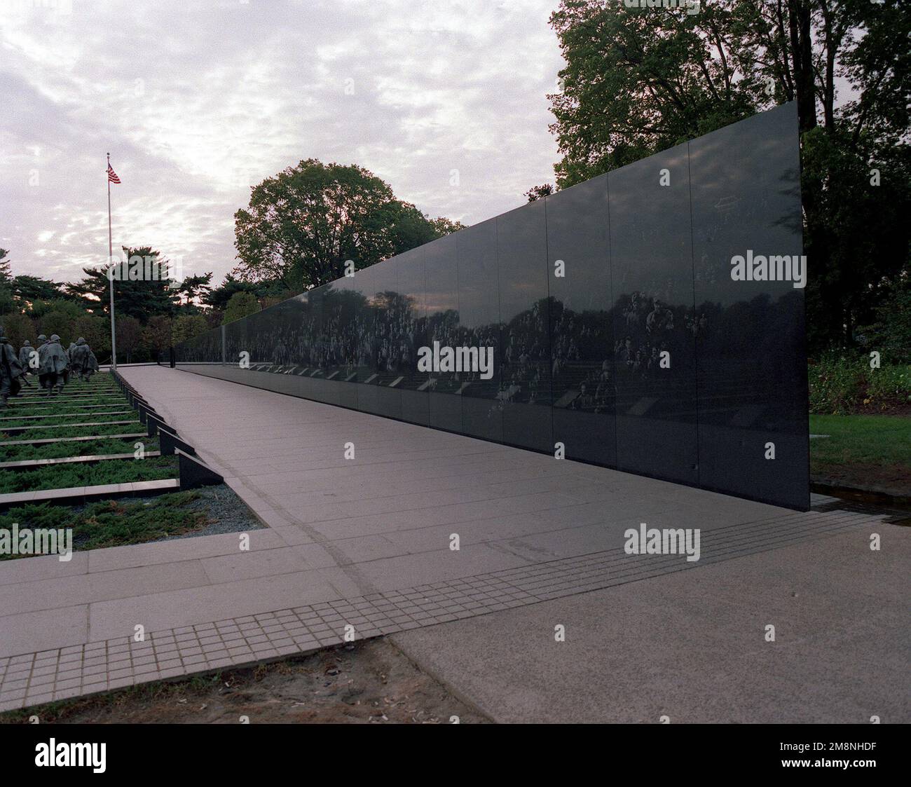 Una parete di granito nero con le facce incise riflette le 19 statue di acciaio inossidabile al Korean War Veterans Memorial situato nel National Mall vicino alla piscina riflettente. Data esatta dell'acquisizione sconosciuta. Base: Washington Stato: District of Columbia (DC) Nazione: Stati Uniti d'America (USA) Foto Stock