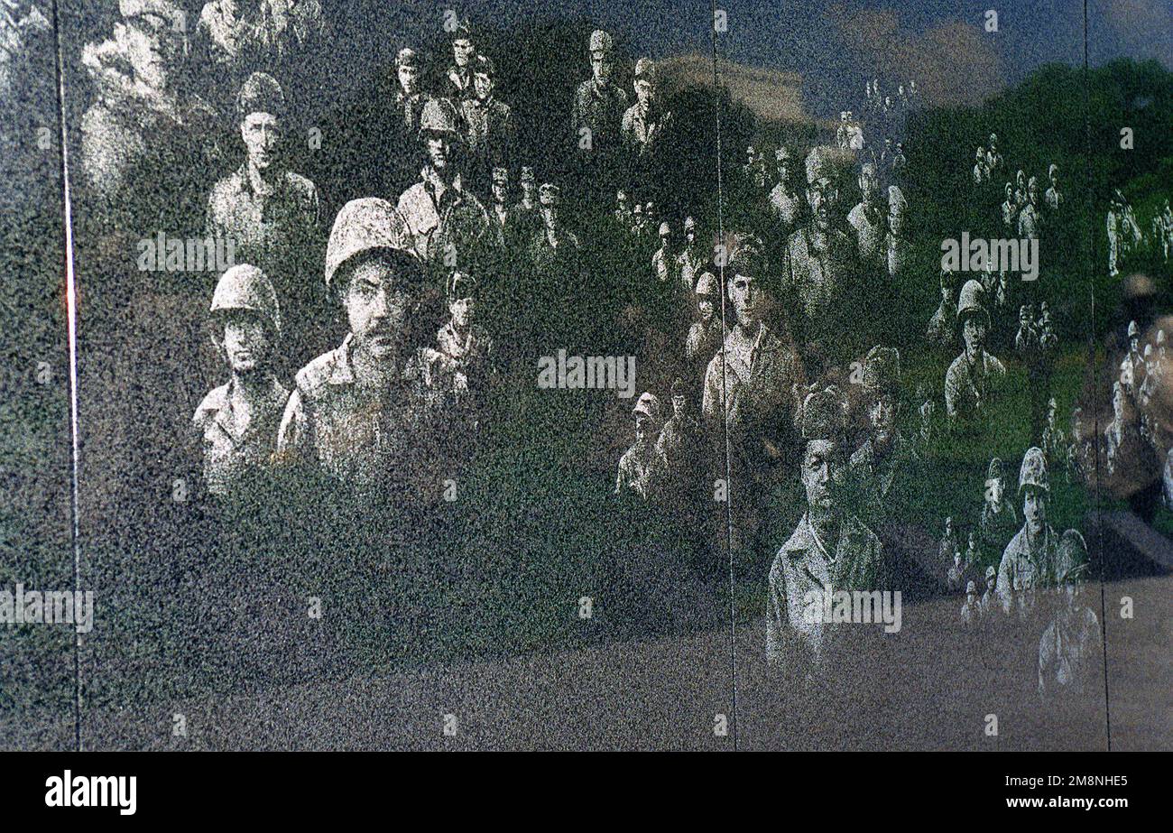 La parete di granito nero altamente lucidato con le facce dei veterani incise in esso al Memoriale dei veterani di guerra coreano situato sul National Mall vicino alla piscina riflettente. Data esatta dell'acquisizione sconosciuta. Base: Washington Stato: District of Columbia (DC) Nazione: Stati Uniti d'America (USA) Foto Stock