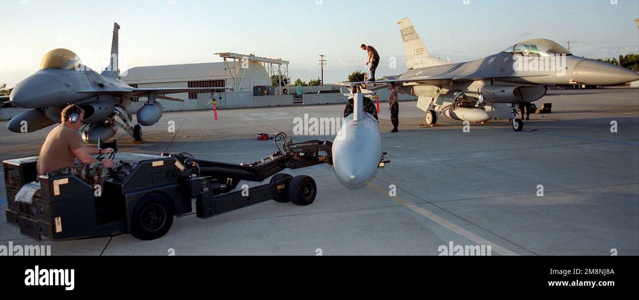 Gli addetti alla manutenzione rimuovono i baccelli carburante dagli aerei Falcon da combattimento F-16C che provengono dalla Guardia Nazionale aerea del South Carolina (SCANG). Lo SCANG è schierato alla base dell'aeronautica militare di Hickam, Hawaii per Sentry Aloha. Questo esercizio è un'opportunità per la Guardia Nazionale dell'Hawaii Air, basata su Hickam, di allenarsi con le unità F-16 basate sulla terraferma statunitense. Lo SCANG si basa sulla McEntire AIR National Guard Station, Eastover, South Carolina. Soggetto operativo/Serie: SENTRY ALOHA base: McEntry Ang Station Stato: South Carolina (SC) Paese: Stati Uniti d'America (USA) Foto Stock