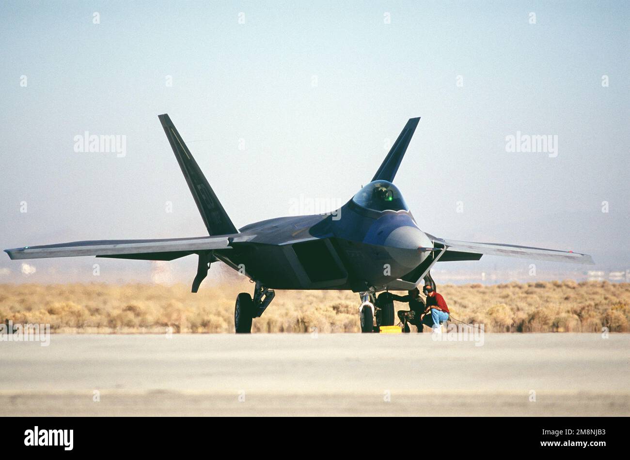 US Air Force e i manutentori del contratto con la F-22 Raptor Combined Test Force presso la base dell'aeronautica di Edwards, California, sono in attesa di un pilota F-22 che si prepara per un volo di prova il 1st marzo 1999. Base: Edwards Air Force base Stato: California (CA) Paese: Stati Uniti d'America (USA) Foto Stock