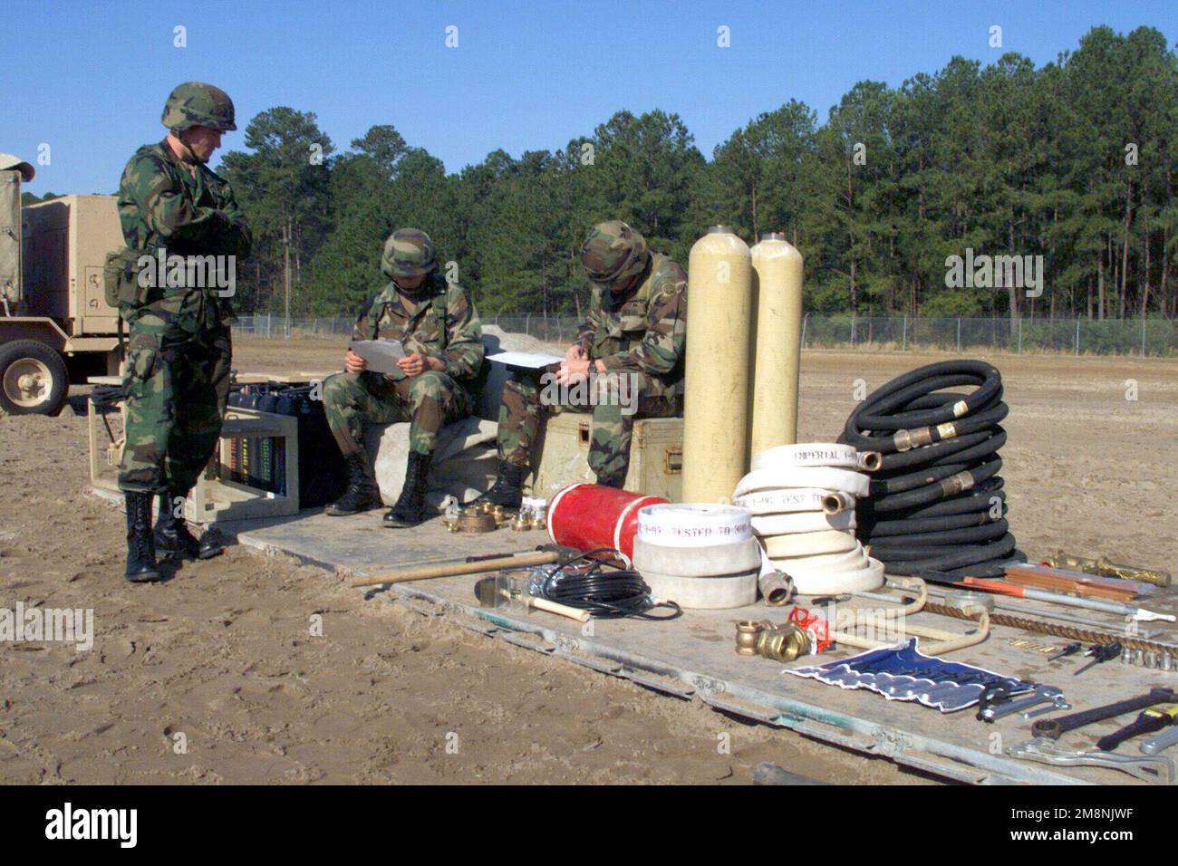 Un'unità dell'esercito degli Stati Uniti di Fort Bragg, North Carolina, è stata sottoposta a test sulla preparazione dell'inventario, prima di allestire il rodeo ROWPU (Reverse Osmosis Water Purification Unit) presso il centro di supporto per l'addestramento dell'esercito degli Stati Uniti, Fort Stewart, Georgia. Base: Fort Stewart Stato: Georgia (GA) Nazione: Stati Uniti d'America (USA) Foto Stock