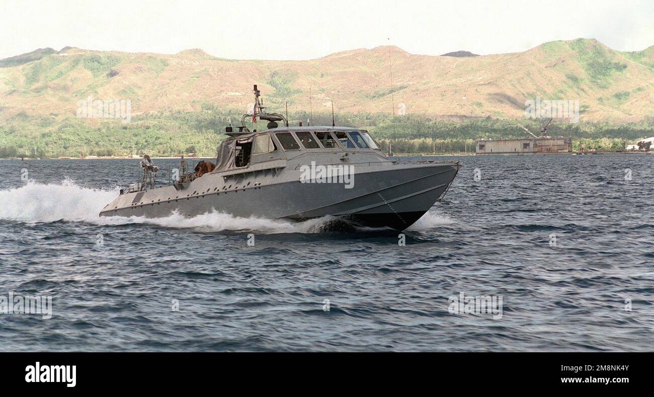 Un MK-V Special Operations Craft (962) di Special Boat Unit 12, MK-V Detment Charlie conduce esercitazioni ad Apra Harbor, Guam. Essi opereranno con altre unità speciali durante l'esercizio TANDEM THRUST '99. Oggetto/Serie: TANDEM THRUST '99 base: Ara Harbor Stato: Guam (GU) Paese: Isole Marianne Settentrionali (MNP) Foto Stock