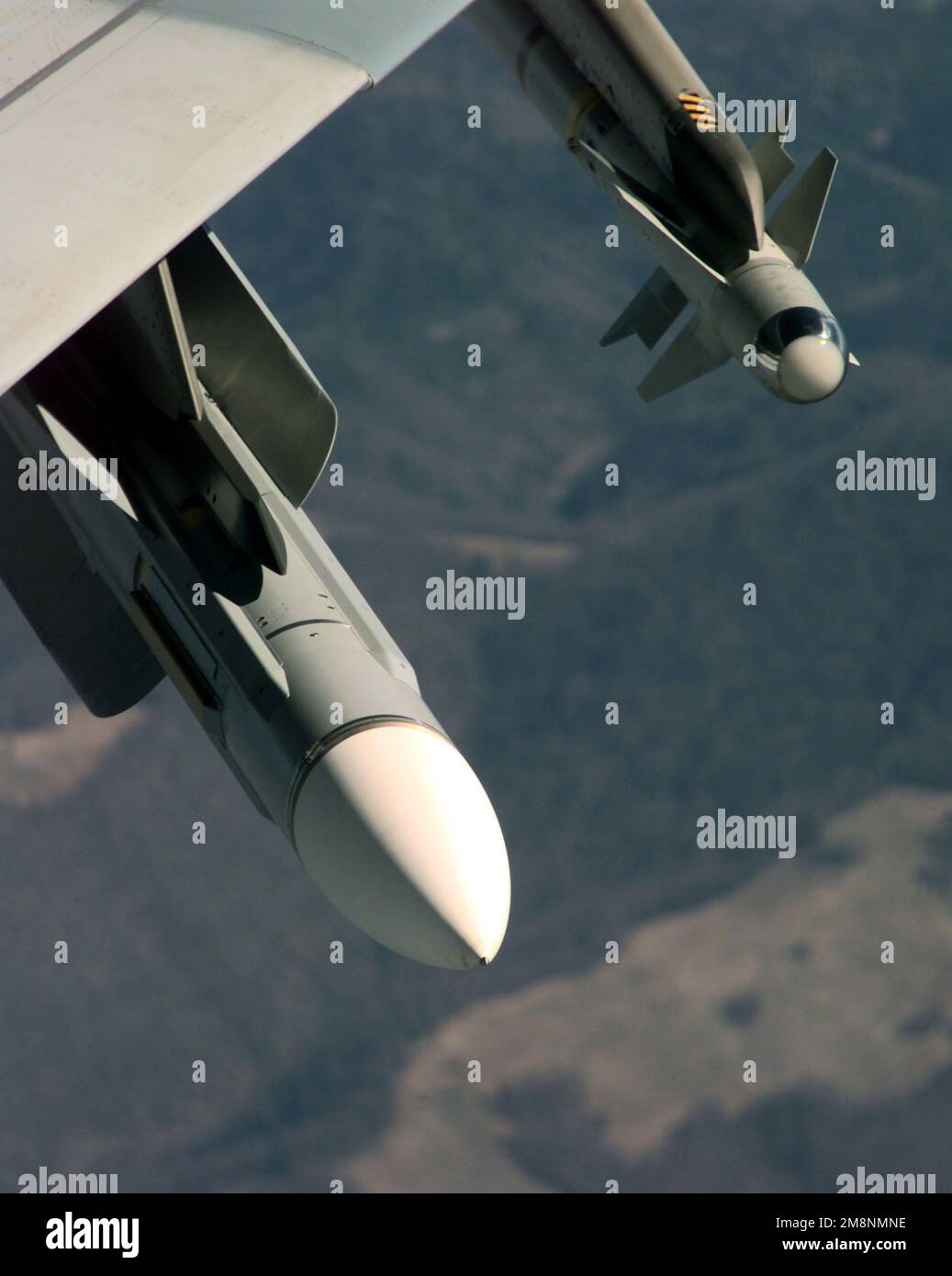 Primo piano dei missili aria-aria portati da un Mirage 2000C dell'aeronautica francese che sta effettuando una missione di Pattuglia di combattimento partecipando all'operazione NATO Allied Force. I missili nel telaio sono il Super 350 (a sinistra) e il R550 Magic 2 Air-to-Air missile. Il Mirage 2000C è in rifornimento da un United States Air Forces Europe KC-135R (non mostrato) con sede a Royal Air Force Mildenhall, Inghilterra. La petroliera è stata pilotata da un equipaggio schierato dalla squadra di rifornimento dell'aria 384th, la base dell'aeronautica militare McConnell, Kansas. Le petroliere della RAF Mildenhall costituiscono una gran parte delle forze petroliere supporti Foto Stock