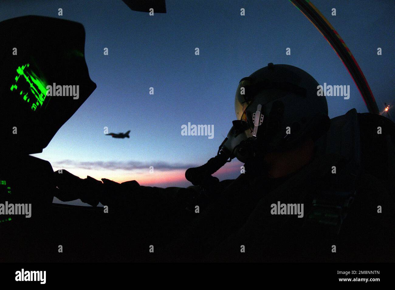 Un F-16 Fighting Falcon del 510th Fighter Squadron, Aviano AB, Italia, si affiora a un altro F-16 Falcon durante una missione di combattimento Air Patrol (CAP). Gli aerei che volano le missioni CAP forniscono copertura aerea per le missioni di sciopero della forza alleata dell'operazione NATO in Yuglslavia. Soggetto operativo/Serie: Base NATO: Aviano Air base Stato: Pordenone Paese: Italia (ITA) Foto Stock