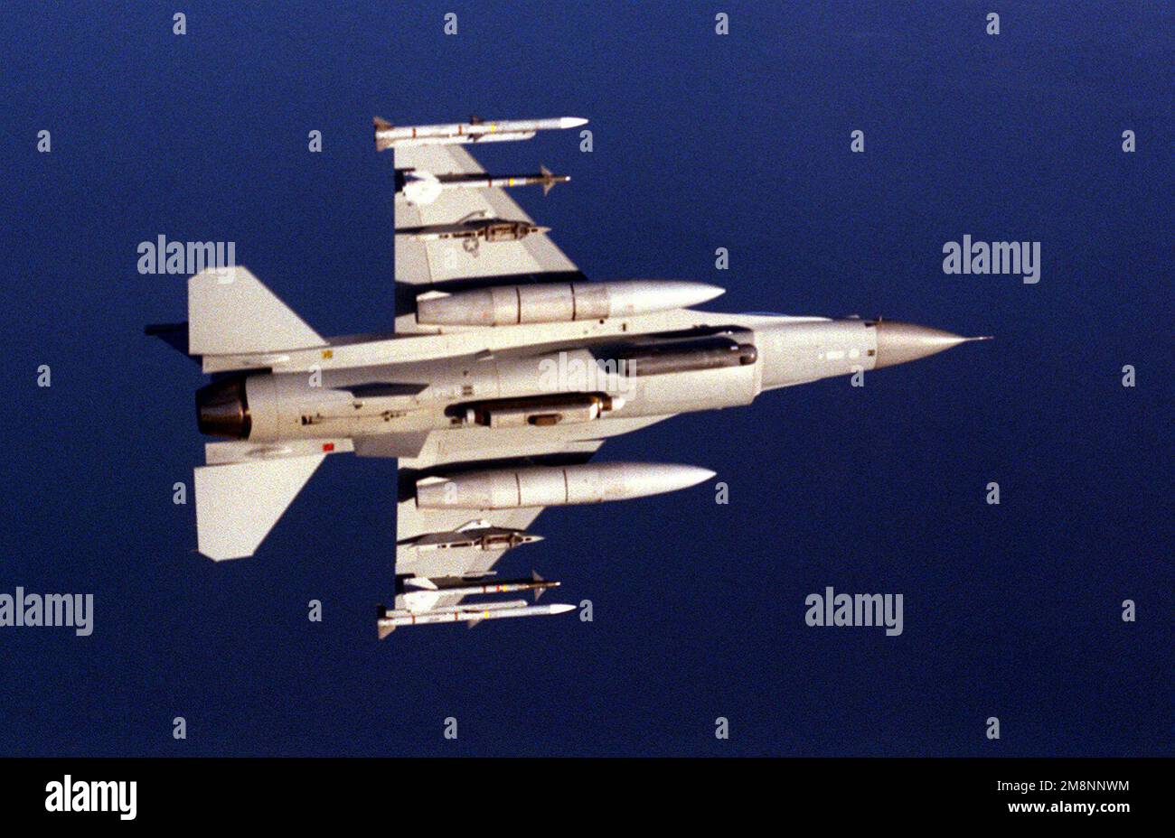 Un F-16 'Fighting Falcon', 510th Fighter Squadron, Aviano AB, Italia, caricato con MISSILI aria-aria AIM-120 e AIM-9 compie un duro giro a sinistra durante una missione di combattimento Air Patrol (CAP) lunedì 3 maggio 1999. Gli aerei che volano le missioni CAP forniscono copertura aerea per le missioni di sciopero della forza alleata dell'operazione NATO in Yuglslavia. Soggetto operativo/Serie: Base NATO: Aviano Air base Stato: Pordenone Paese: Italia (ITA) Foto Stock