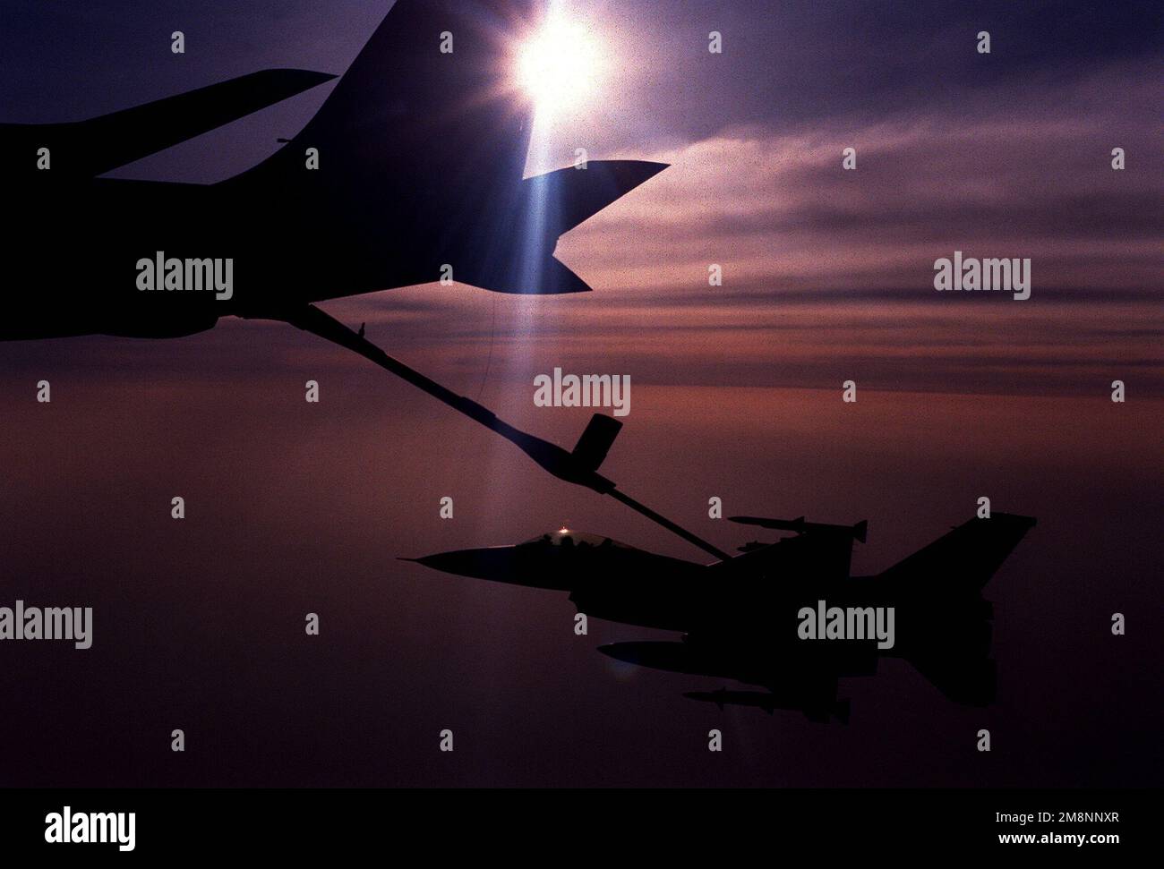 Un F-16 'Fighting Falcon' del 510th Fighter Squadron, Aviano AB, Italia, si rifornisce dietro una KC-135 'Stratotanker' durante una missione Combat Air Patrol (CAP) di lunedì 3 maggio 1999. Gli aerei che volano le missioni CAP forniscono copertura aerea per le missioni di sciopero della forza alleata dell'operazione NATO in Yuglslavia. Soggetto operativo/Serie: Base NATO: Aviano Air base Stato: Pordenone Paese: Italia (ITA) Foto Stock